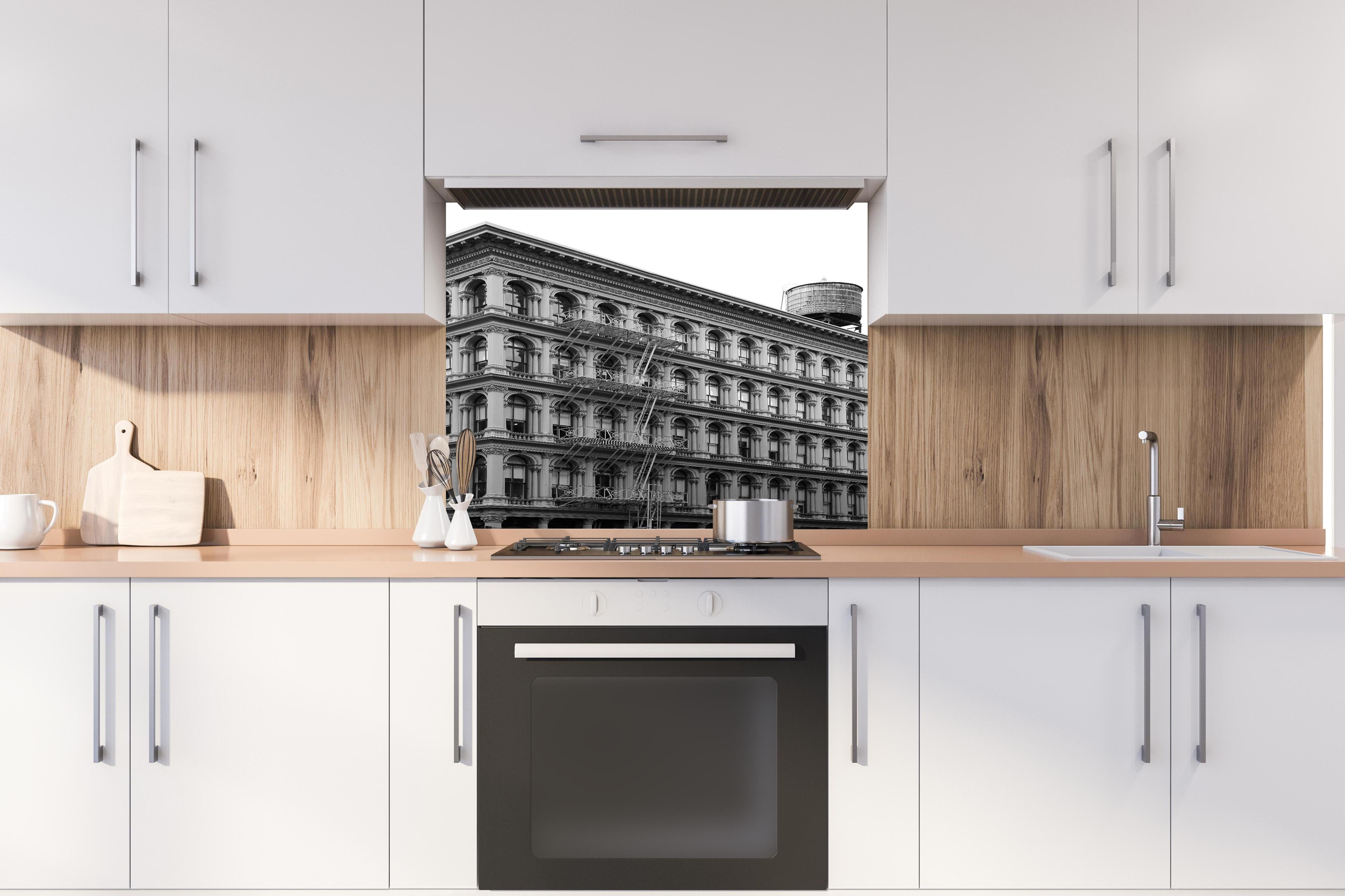 Spritzschutz - Gräuliches Foto - Architektur in NYC hinter einem Cerankochfeld zwischen Holz-Kochutensilien
