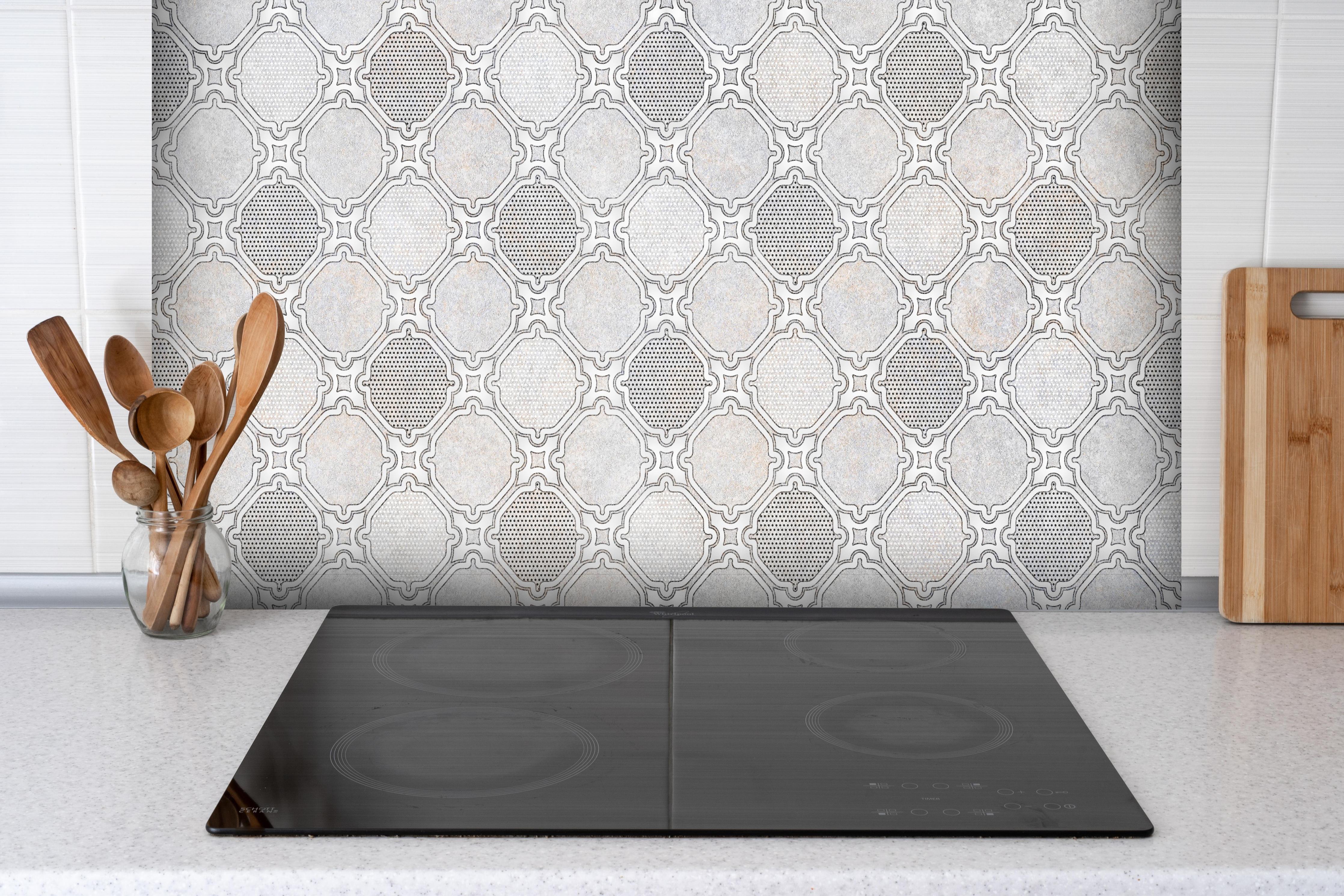 Spritzschutz - Gräuliches Stoffmuster - Vintage hinter einem Cerankochfeld zwischen Holz-Kochutensilien
