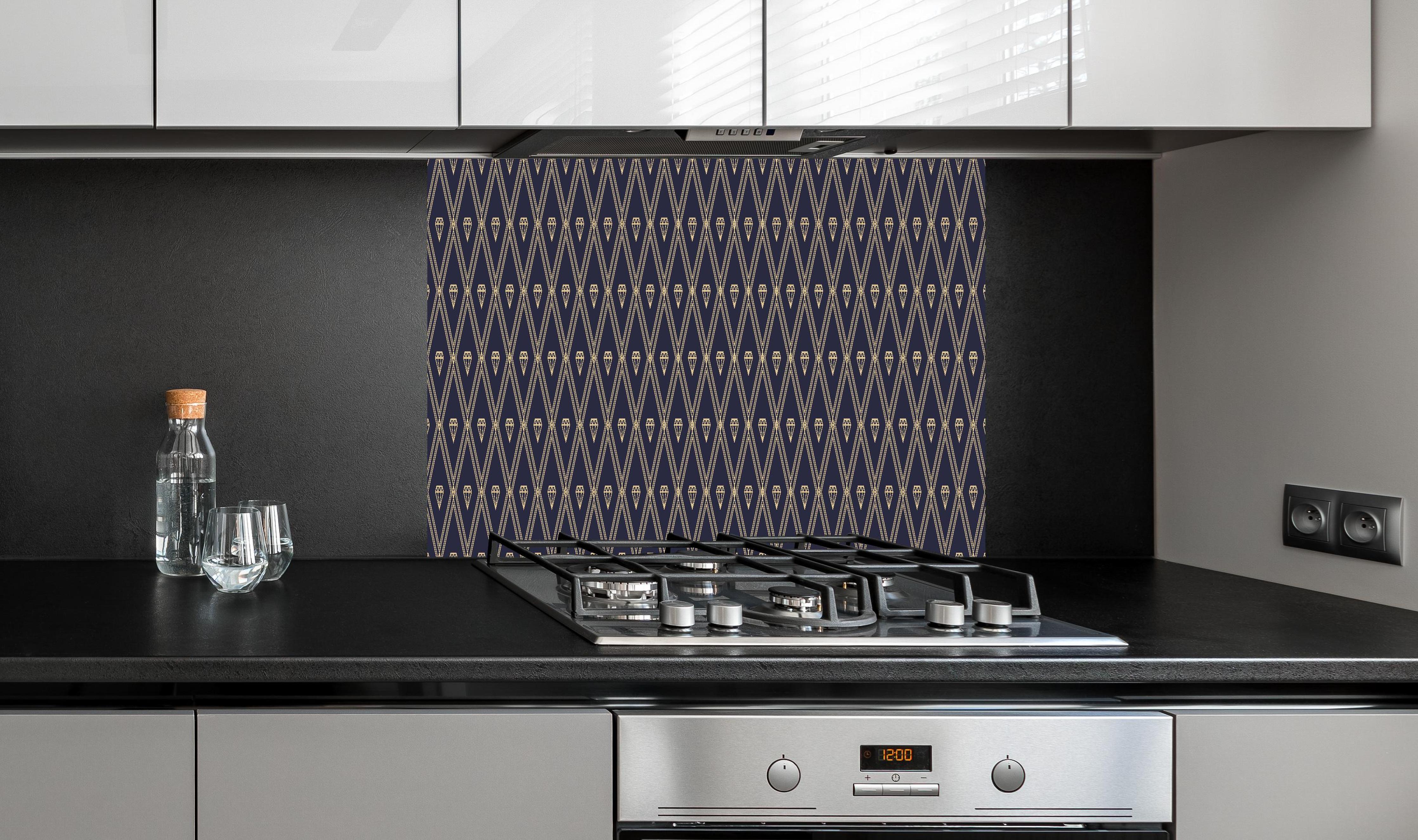 Spritzschutz - Grafisches Marine-Diamant-Muster Design hinter einem Cerankochfeld zwischen Holz-Kochutensilien
