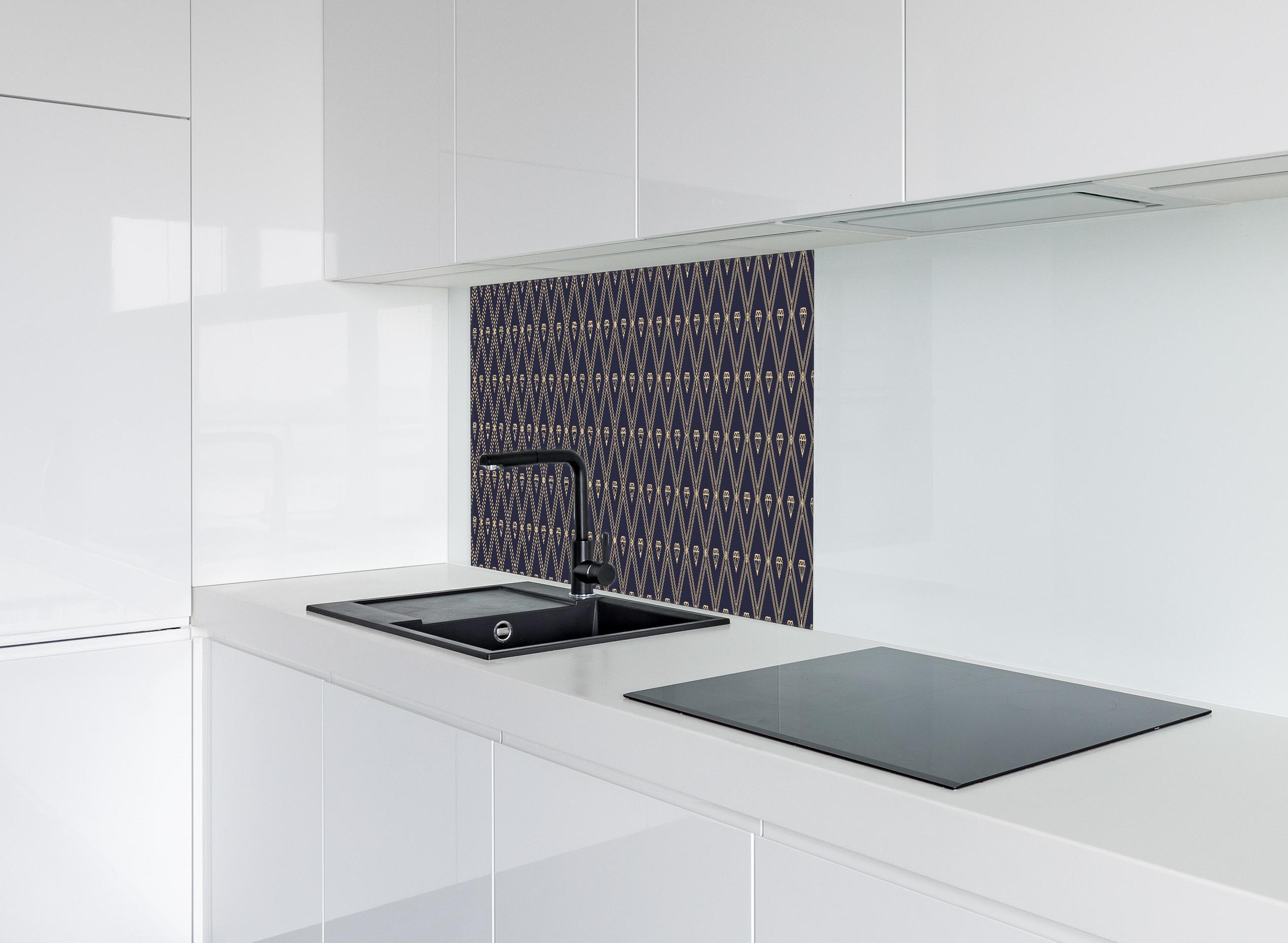 Spritzschutz - Grafisches Marine-Diamant-Muster Design hinter einem Cerankochfeld zwischen Holz-Kochutensilien
