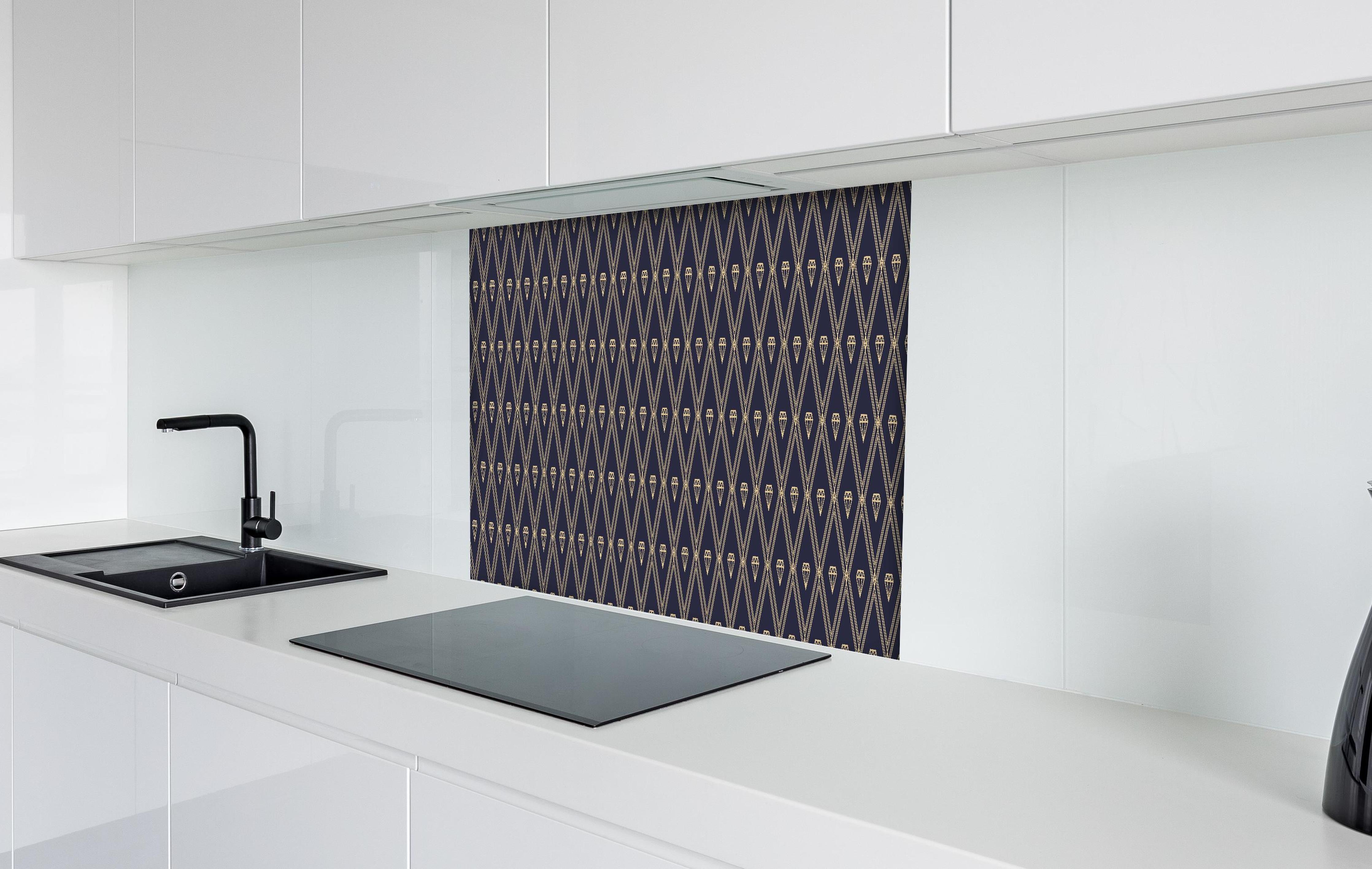 Spritzschutz - Grafisches Marine-Diamant-Muster Design hinter einem Cerankochfeld zwischen Holz-Kochutensilien
