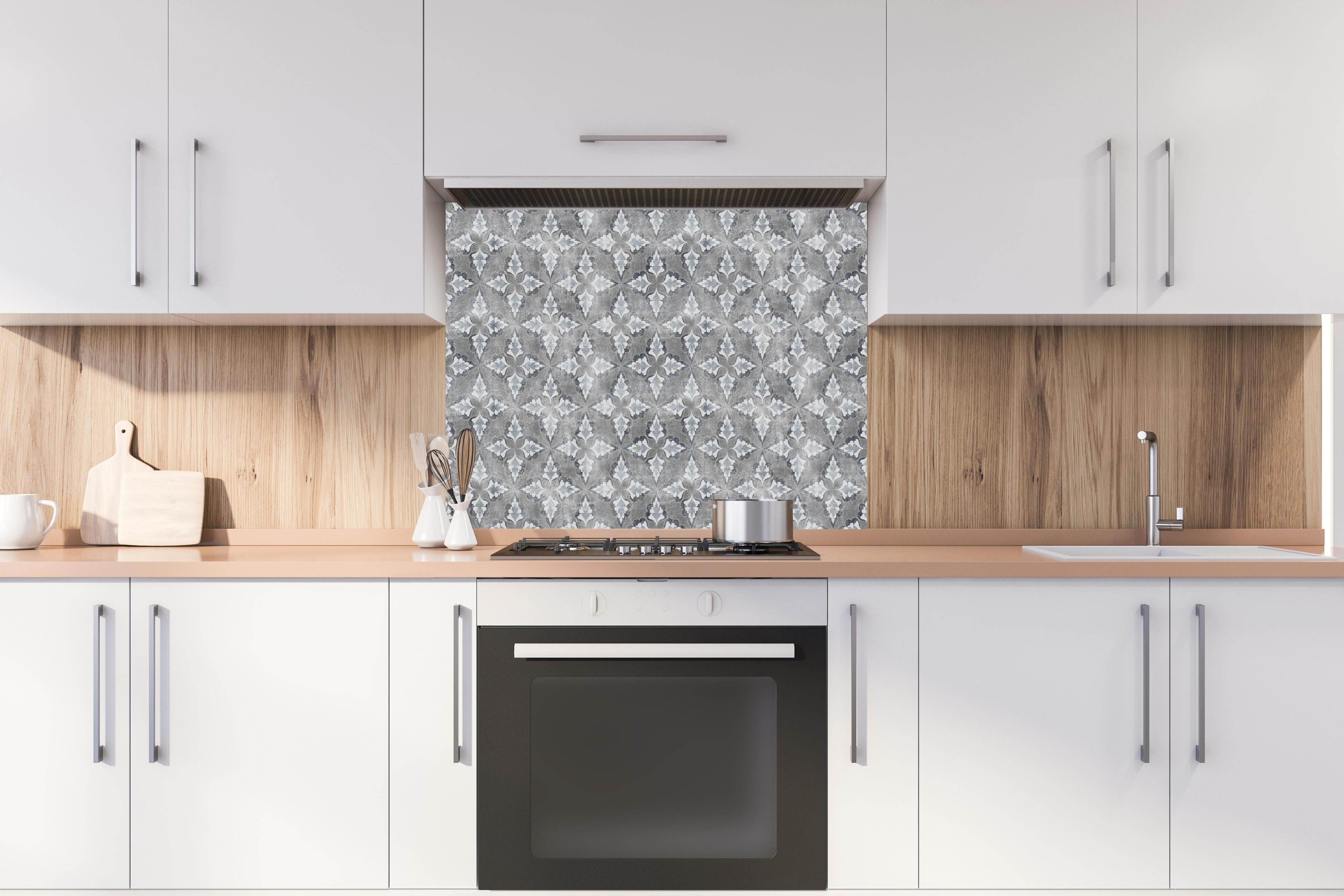 Spritzschutz - Grafisches Weiß und Grau Designer-Muster hinter einem Cerankochfeld zwischen Holz-Kochutensilien
