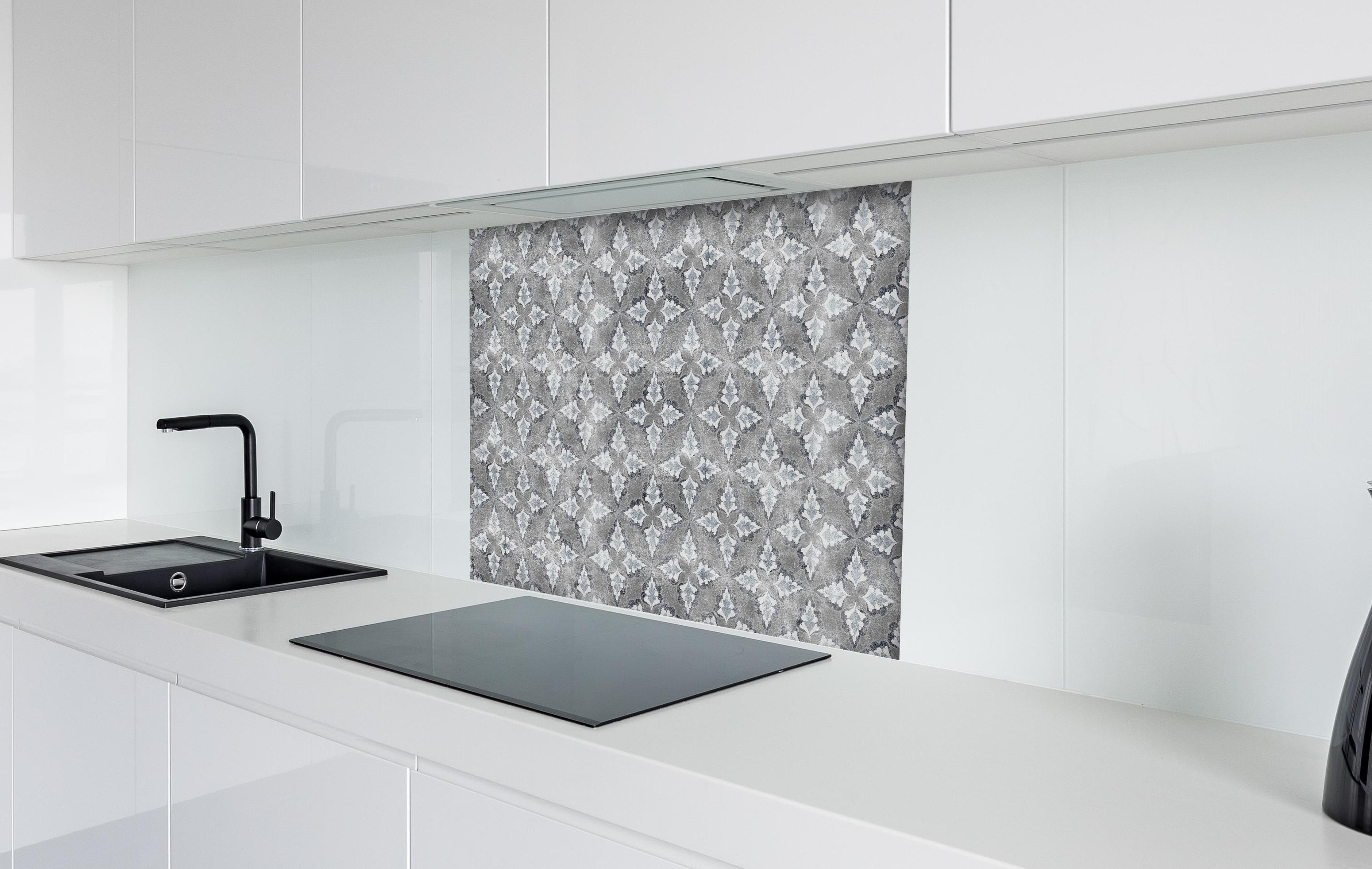 Spritzschutz - Grafisches Weiß und Grau Designer-Muster hinter einem Cerankochfeld zwischen Holz-Kochutensilien
