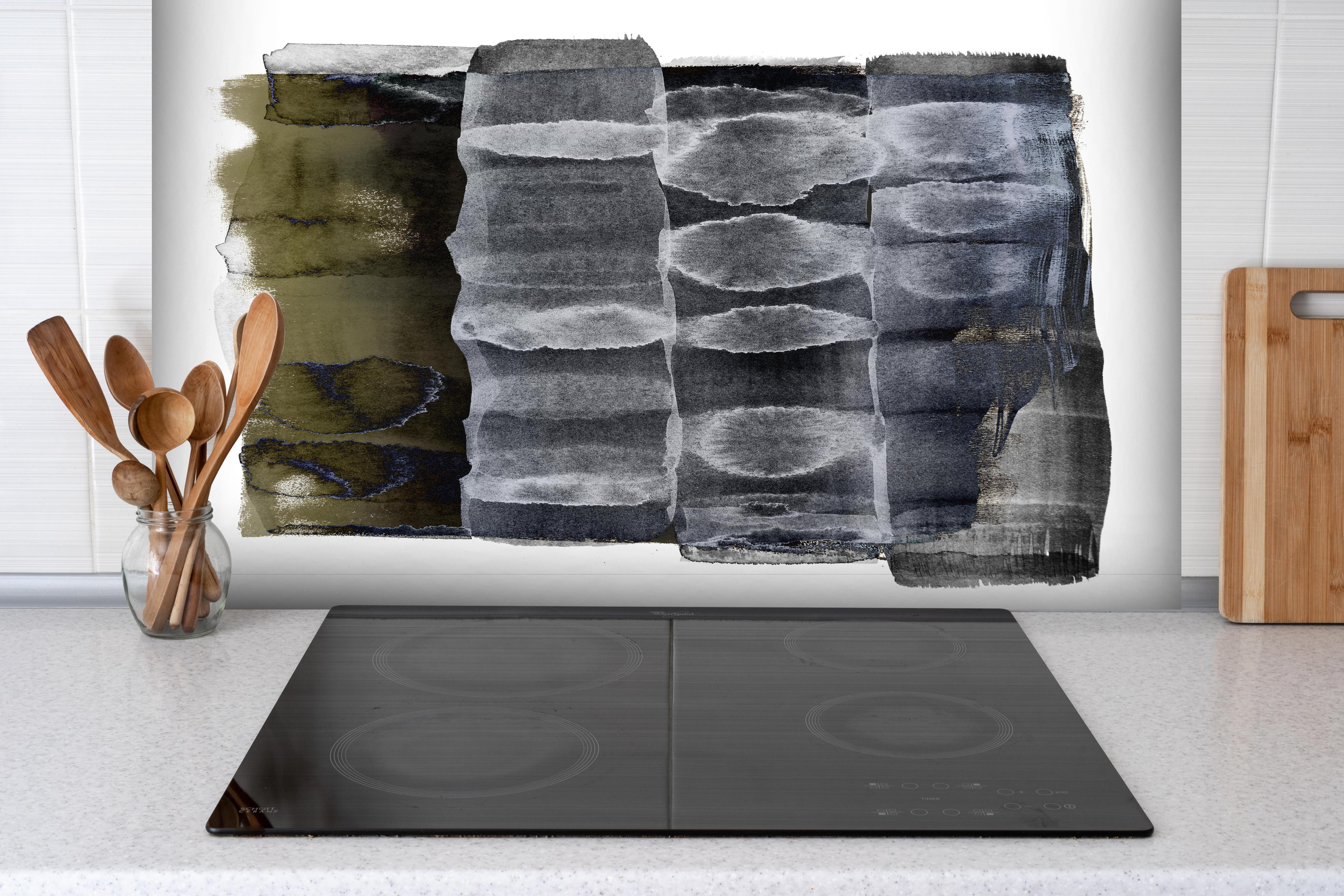 Spritzschutz - Grau-Schwarze abstrakte Strukturmuster hinter einem Cerankochfeld zwischen Holz-Kochutensilien
