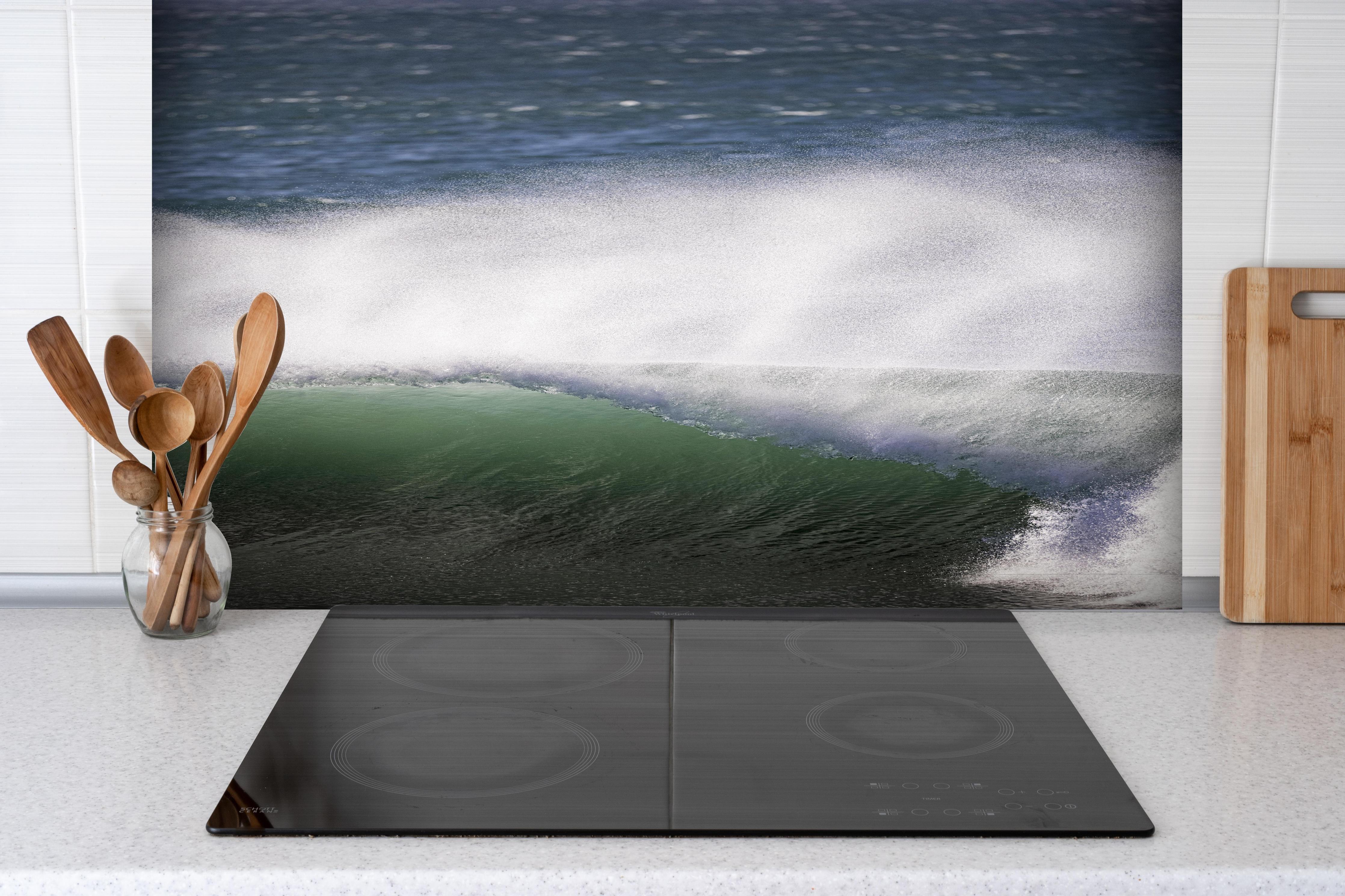 Spritzschutz - Grau-Weißes Meeresschauspiel mit Kraft hinter einem Cerankochfeld zwischen Holz-Kochutensilien
