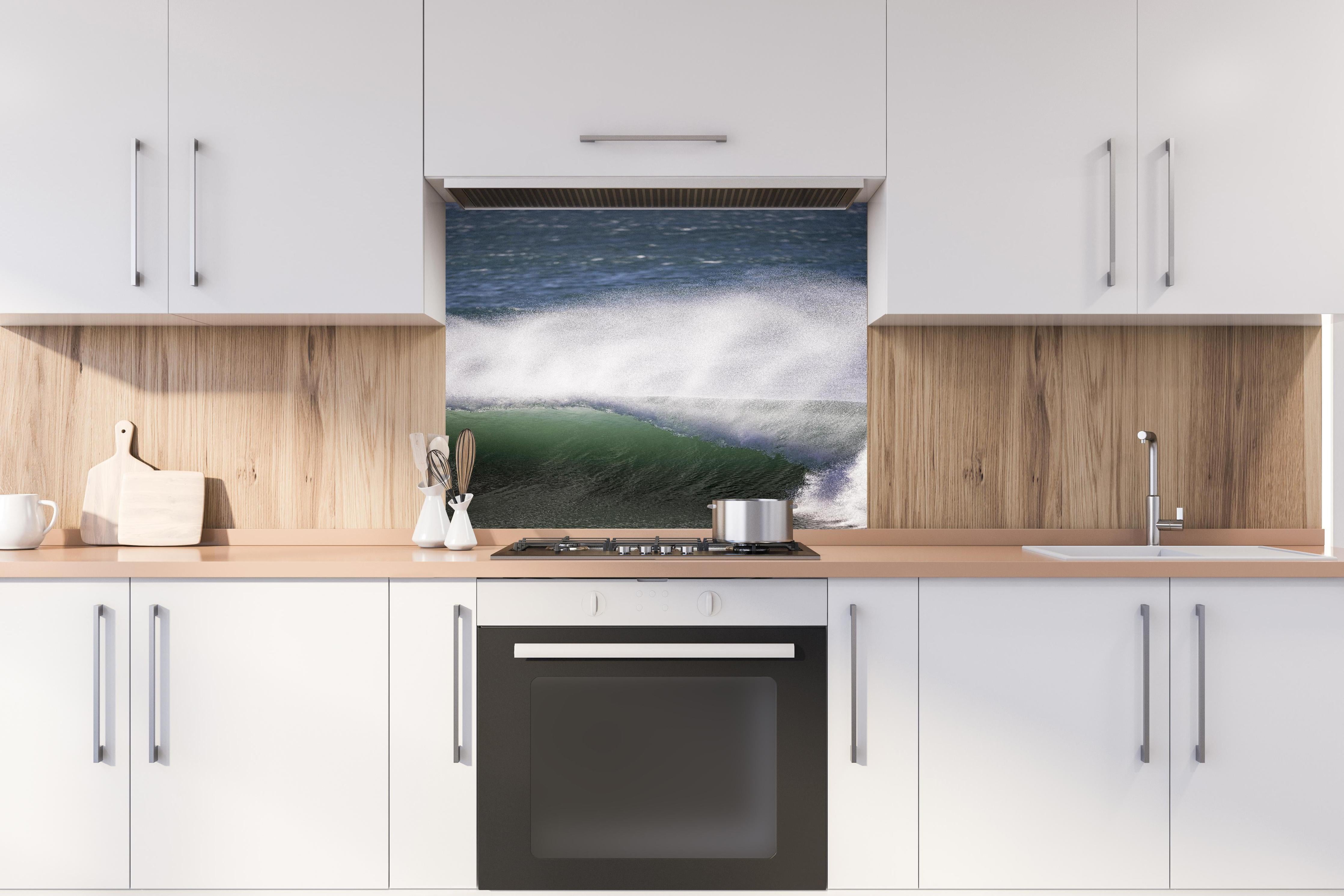 Spritzschutz - Grau-Weißes Meeresschauspiel mit Kraft hinter einem Cerankochfeld zwischen Holz-Kochutensilien
