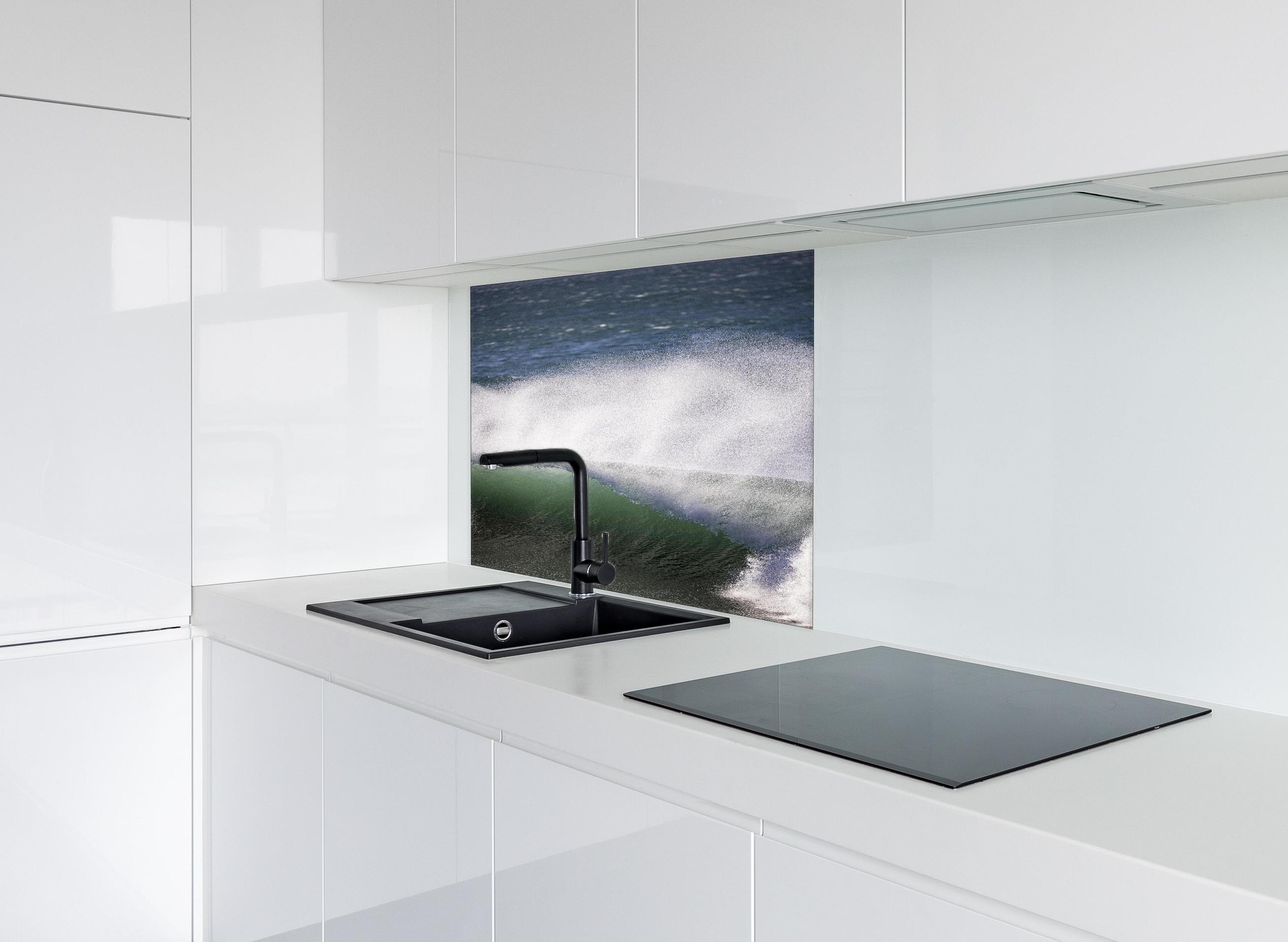 Spritzschutz - Grau-Weißes Meeresschauspiel mit Kraft hinter einem Cerankochfeld zwischen Holz-Kochutensilien
