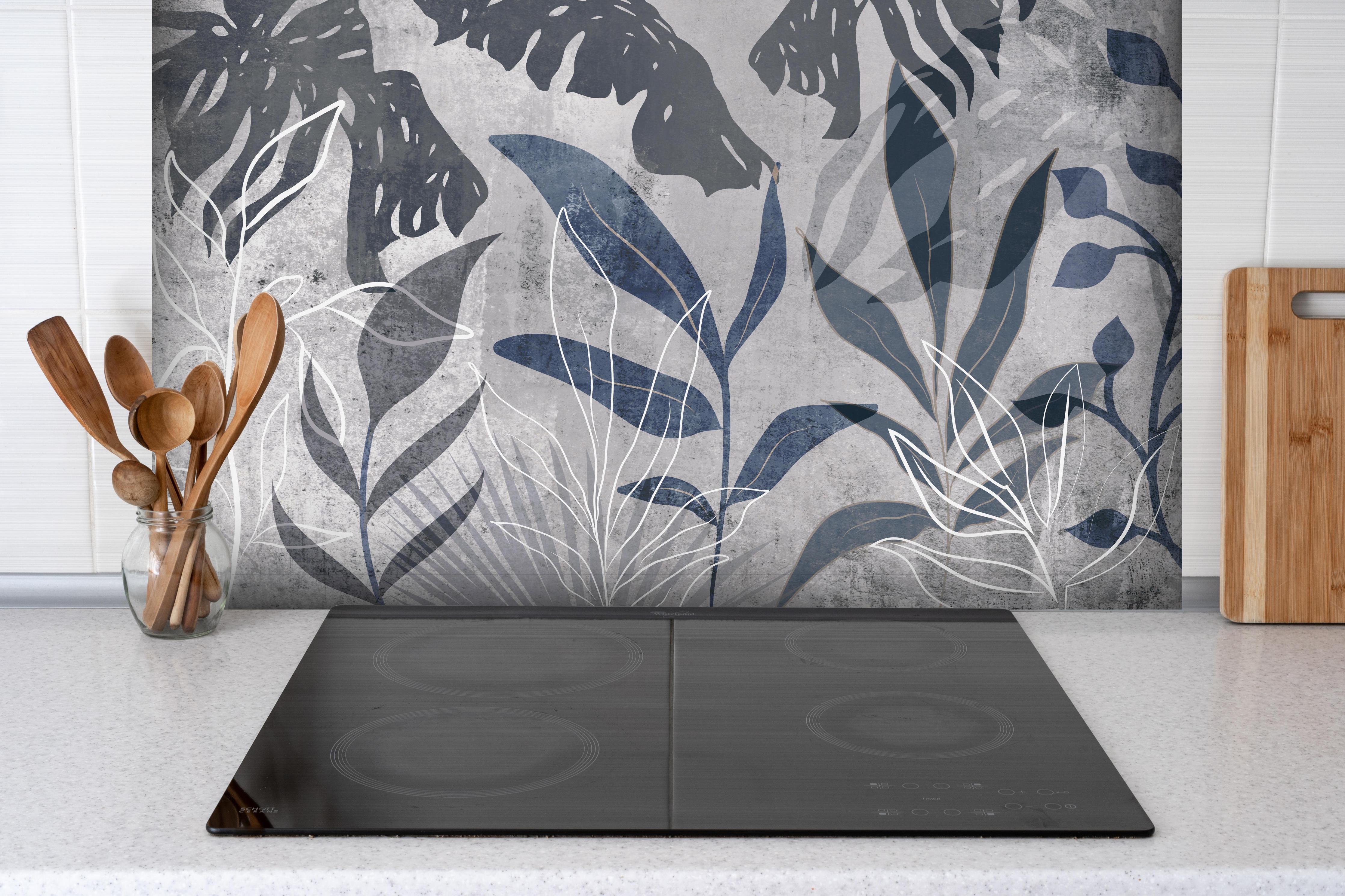Spritzschutz - Grau-weißes botanisches Wandbild modern hinter einem Cerankochfeld zwischen Holz-Kochutensilien
