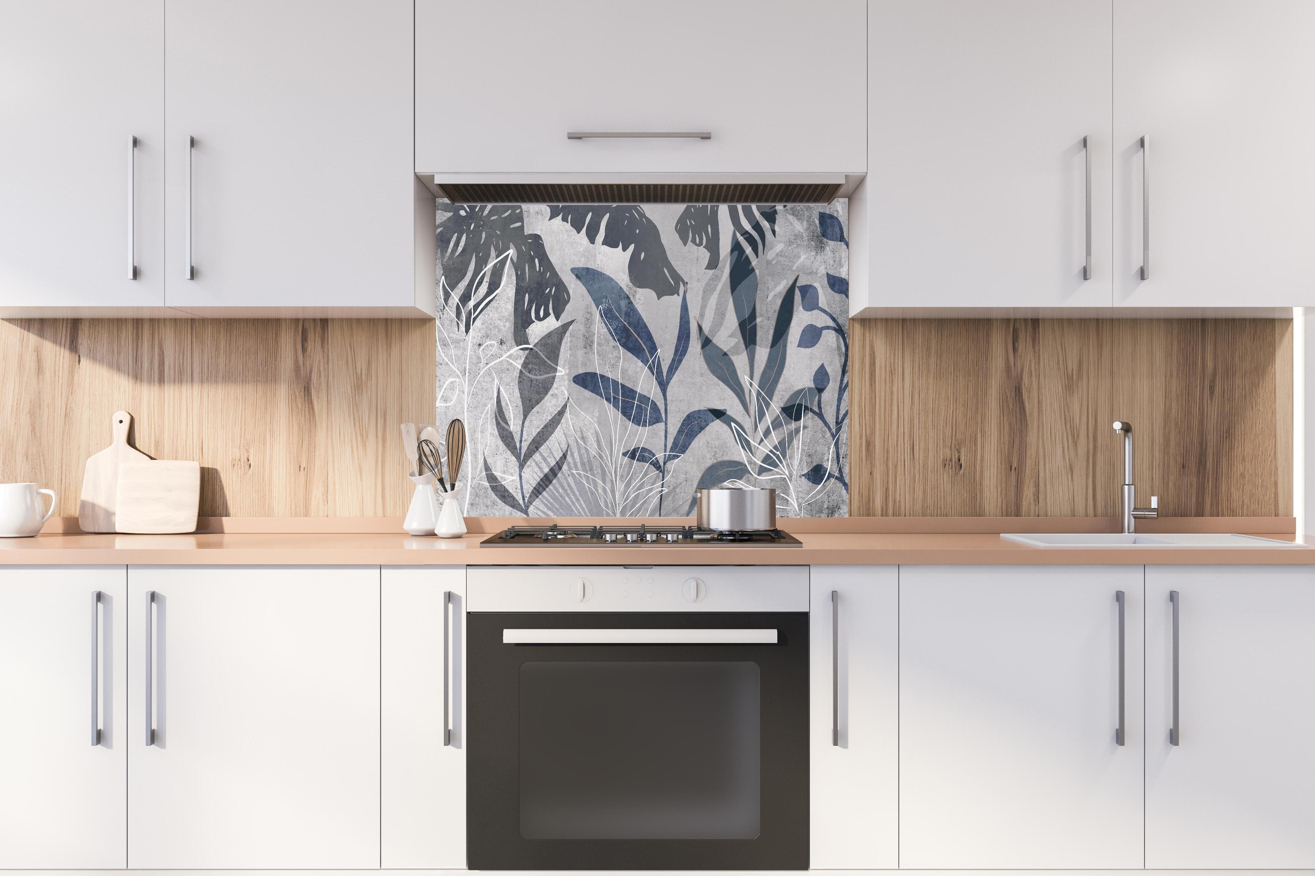 Spritzschutz - Grau-weißes botanisches Wandbild modern hinter einem Cerankochfeld zwischen Holz-Kochutensilien
