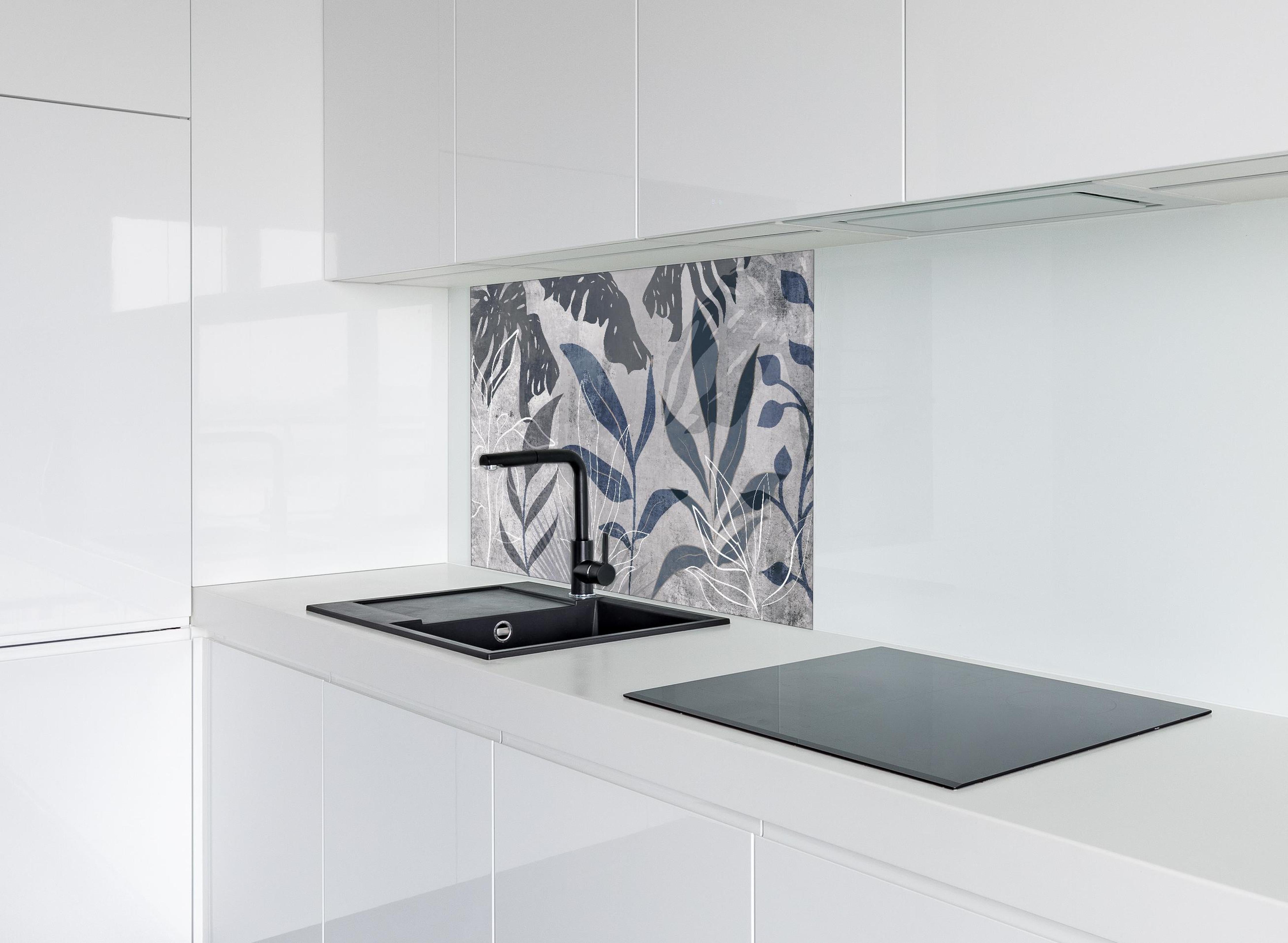 Spritzschutz - Grau-weißes botanisches Wandbild modern hinter einem Cerankochfeld zwischen Holz-Kochutensilien
