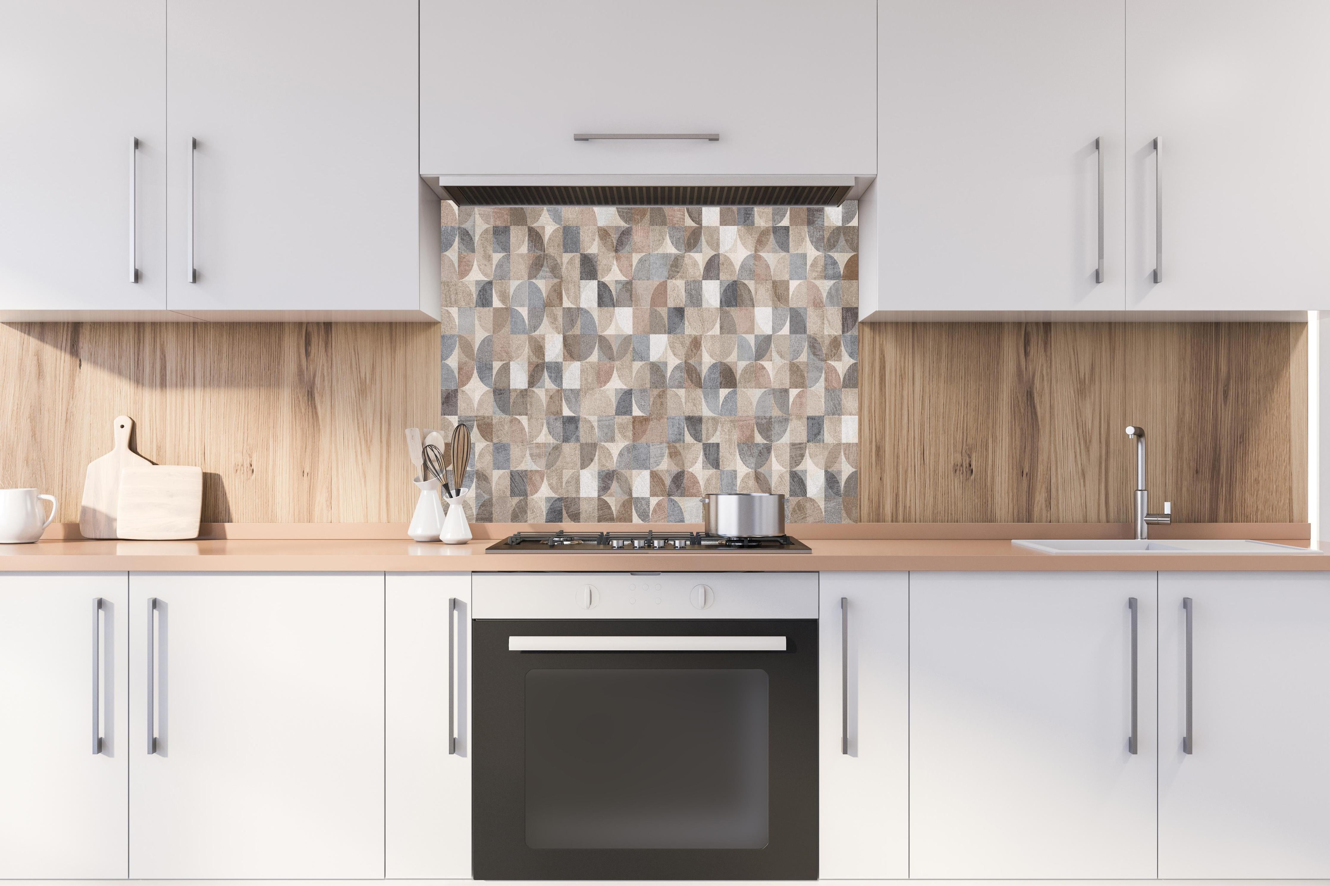 Spritzschutz - Graubeiges Webmuster im modernen Stil hinter einem Cerankochfeld zwischen Holz-Kochutensilien
