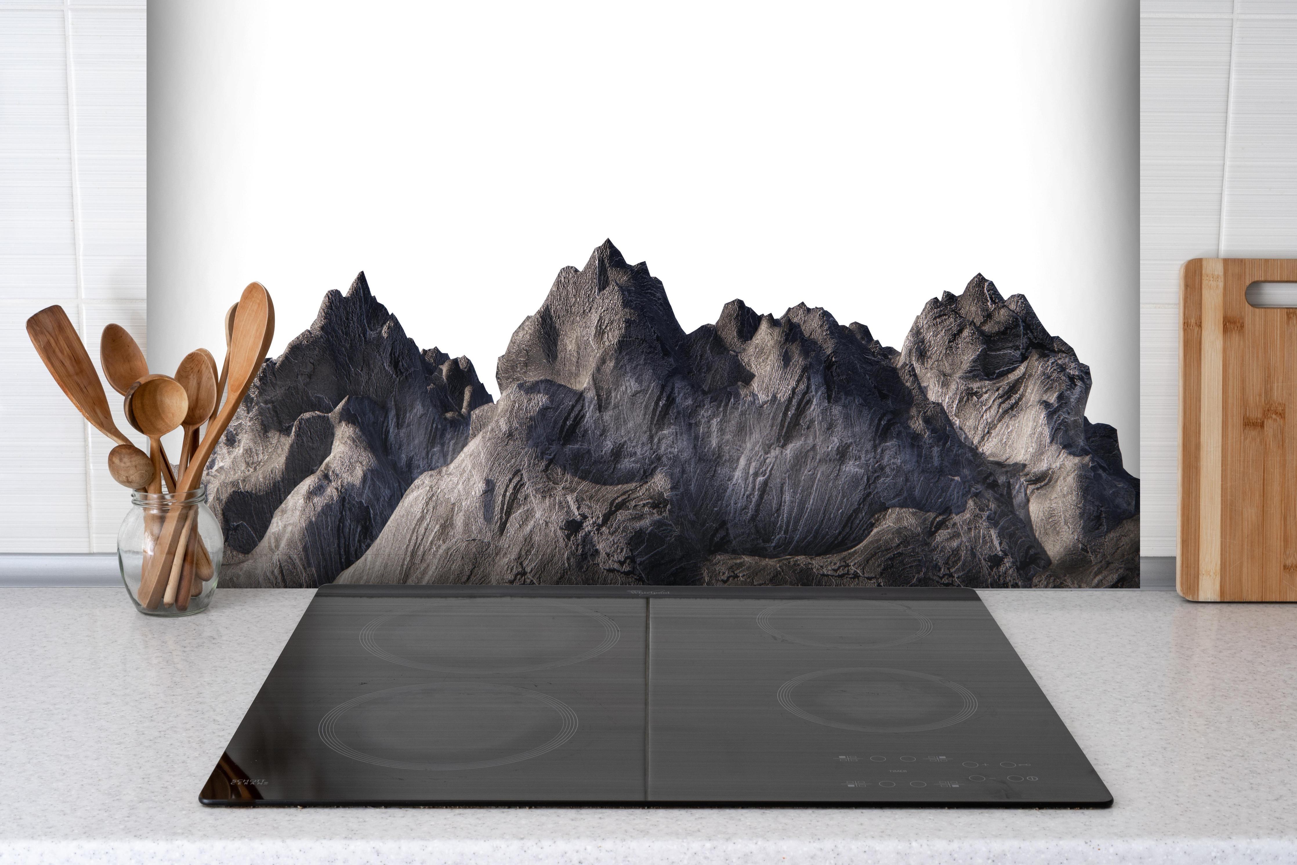 Spritzschutz - Graue Bergsilhouette 3D-Landschaftsbild hinter einem Cerankochfeld zwischen Holz-Kochutensilien
