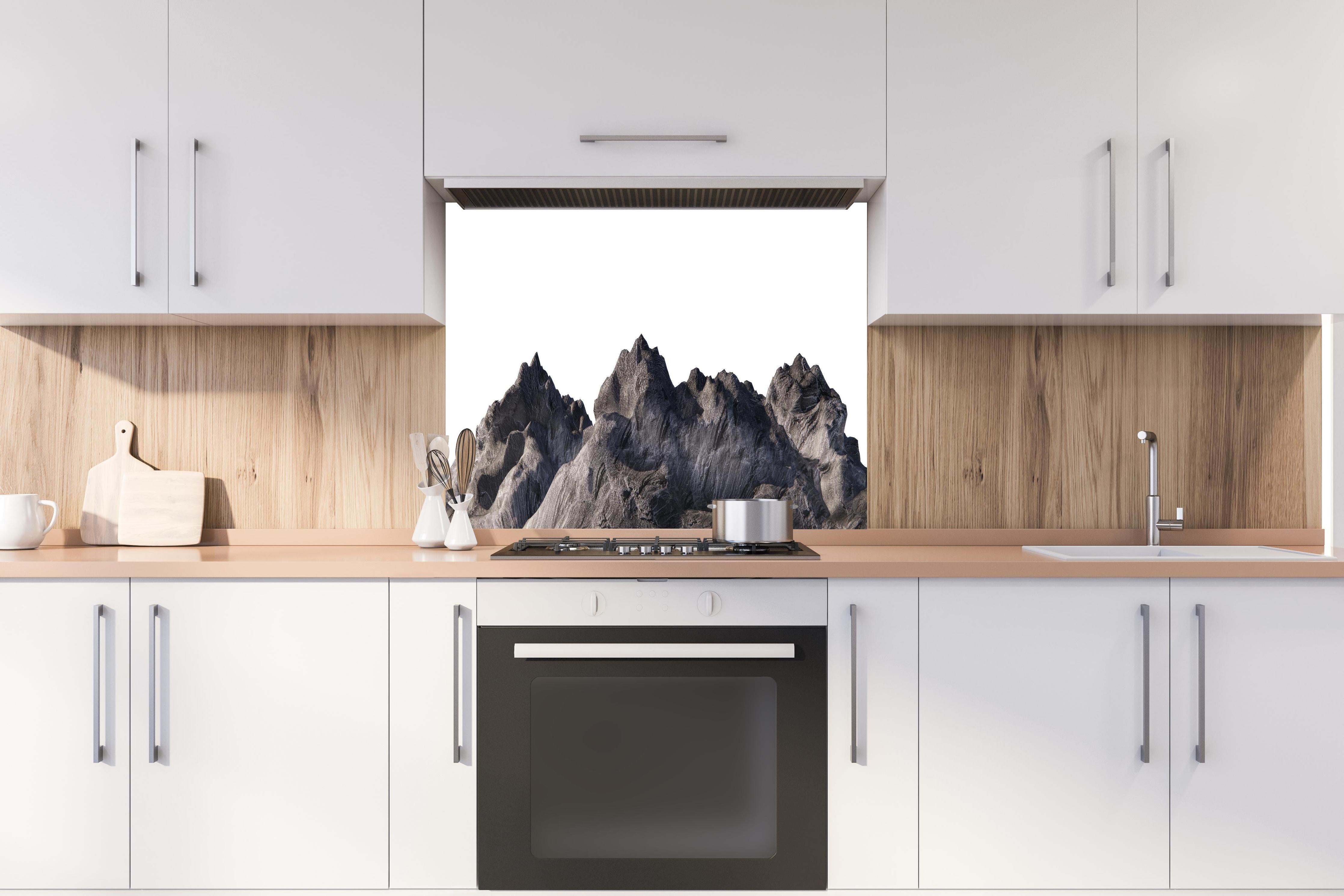 Spritzschutz - Graue Bergsilhouette 3D-Landschaftsbild hinter einem Cerankochfeld zwischen Holz-Kochutensilien
