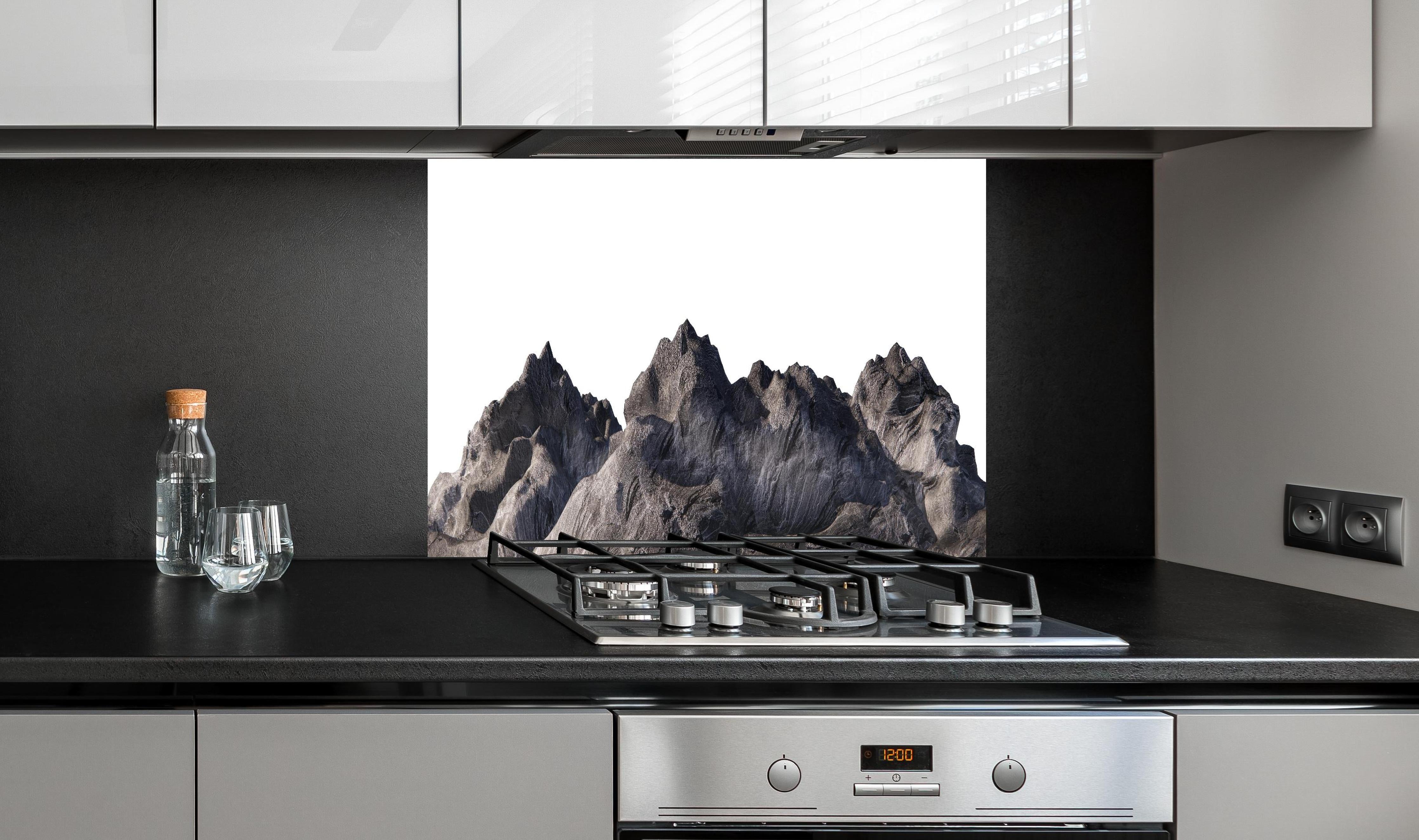 Spritzschutz - Graue Bergsilhouette 3D-Landschaftsbild hinter einem Cerankochfeld zwischen Holz-Kochutensilien
