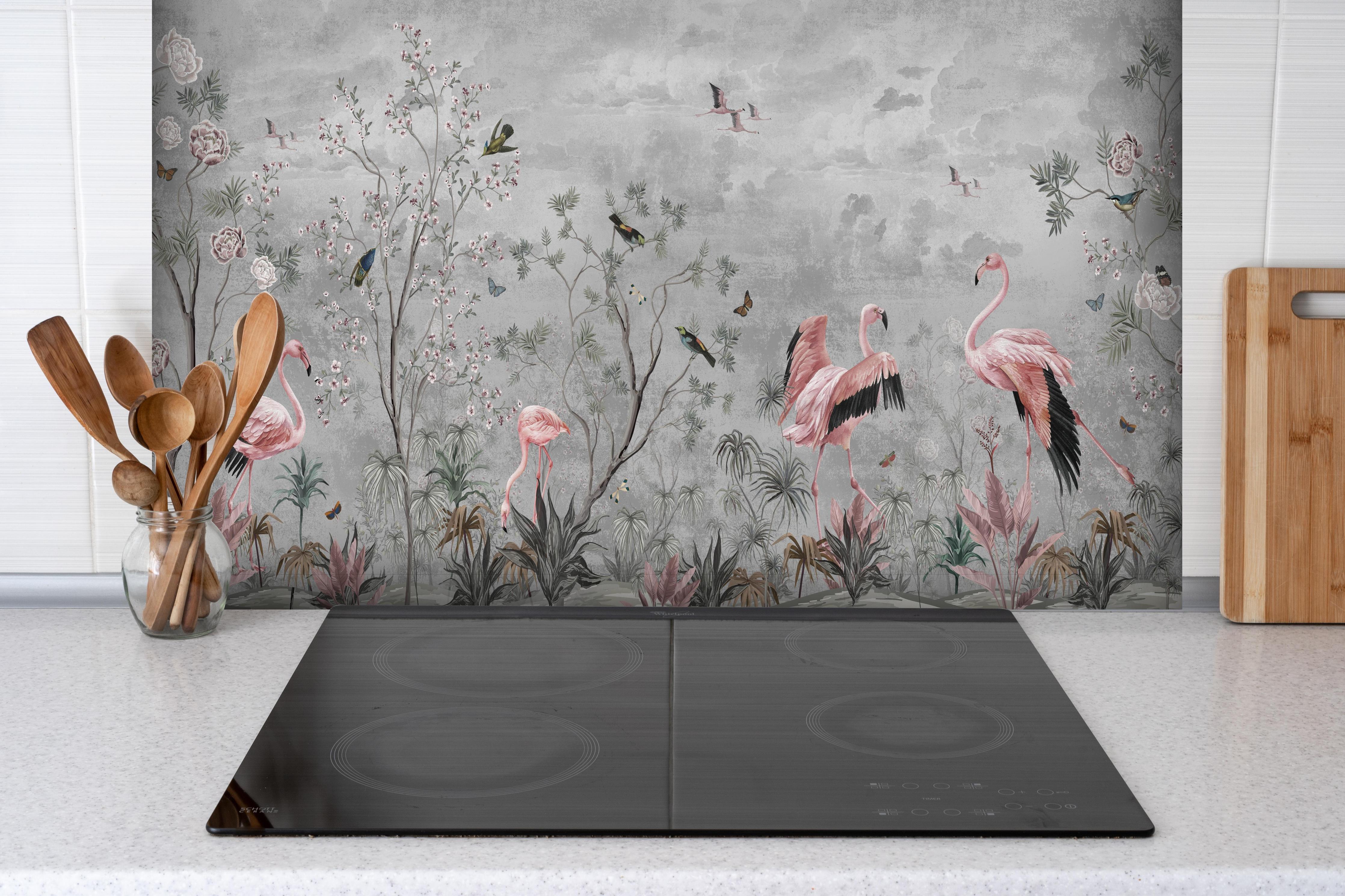 Spritzschutz - Graue Dschungeltapete mit Flamingos hinter einem Cerankochfeld zwischen Holz-Kochutensilien
