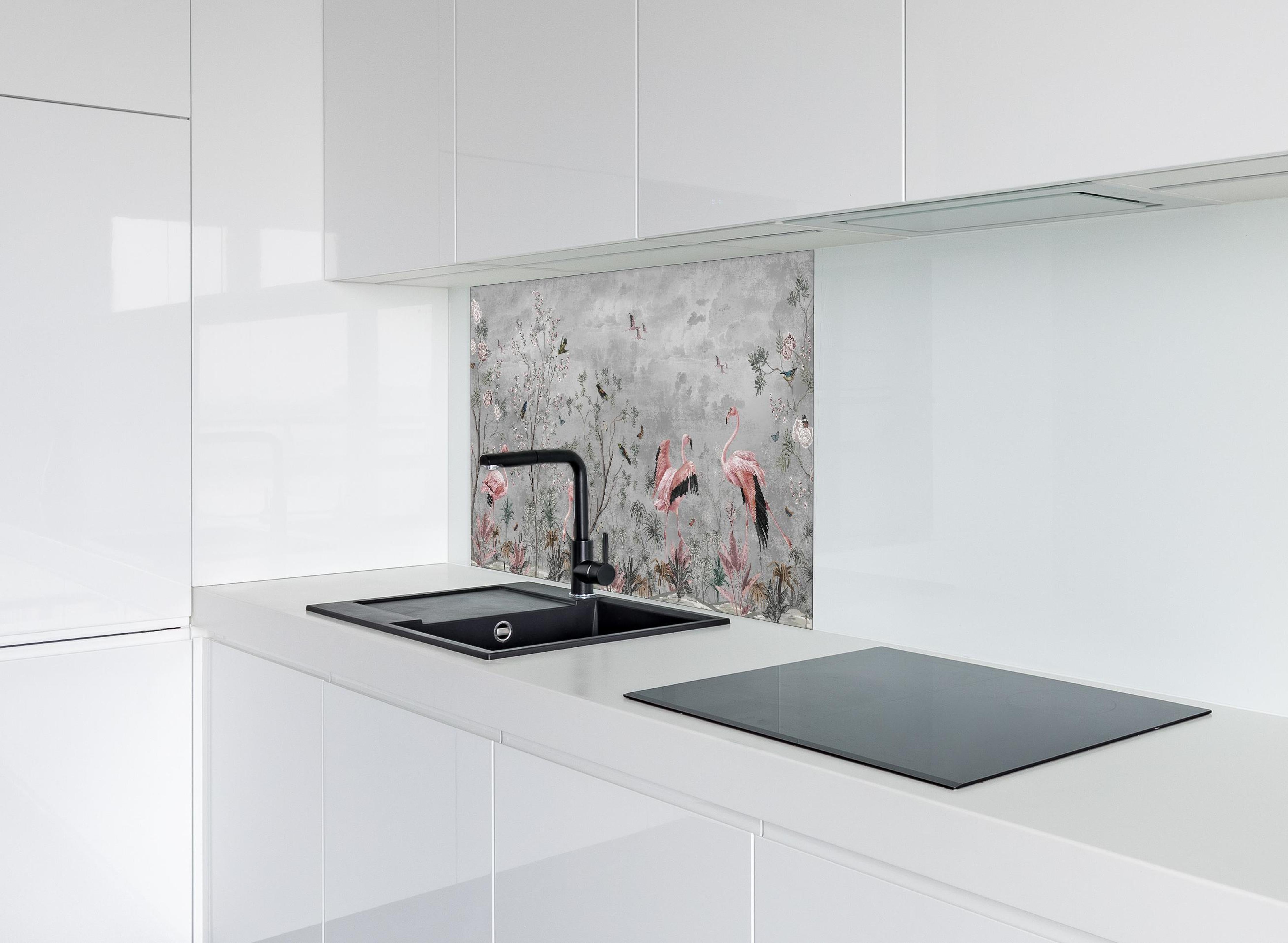 Spritzschutz - Graue Dschungeltapete mit Flamingos hinter einem Cerankochfeld zwischen Holz-Kochutensilien
