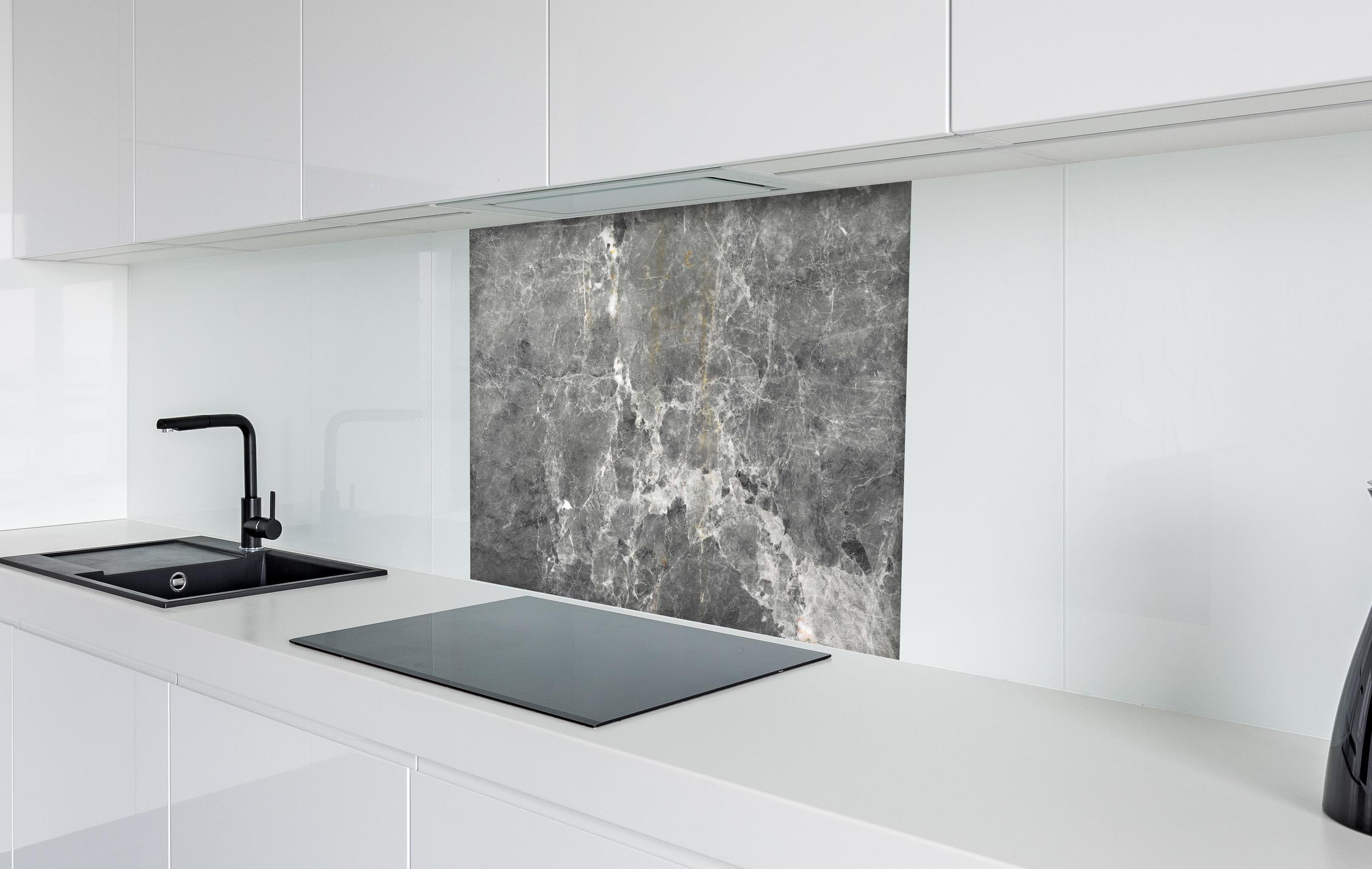 Spritzschutz - Graue Marmorstein Textur hinter einem Cerankochfeld zwischen Holz-Kochutensilien
