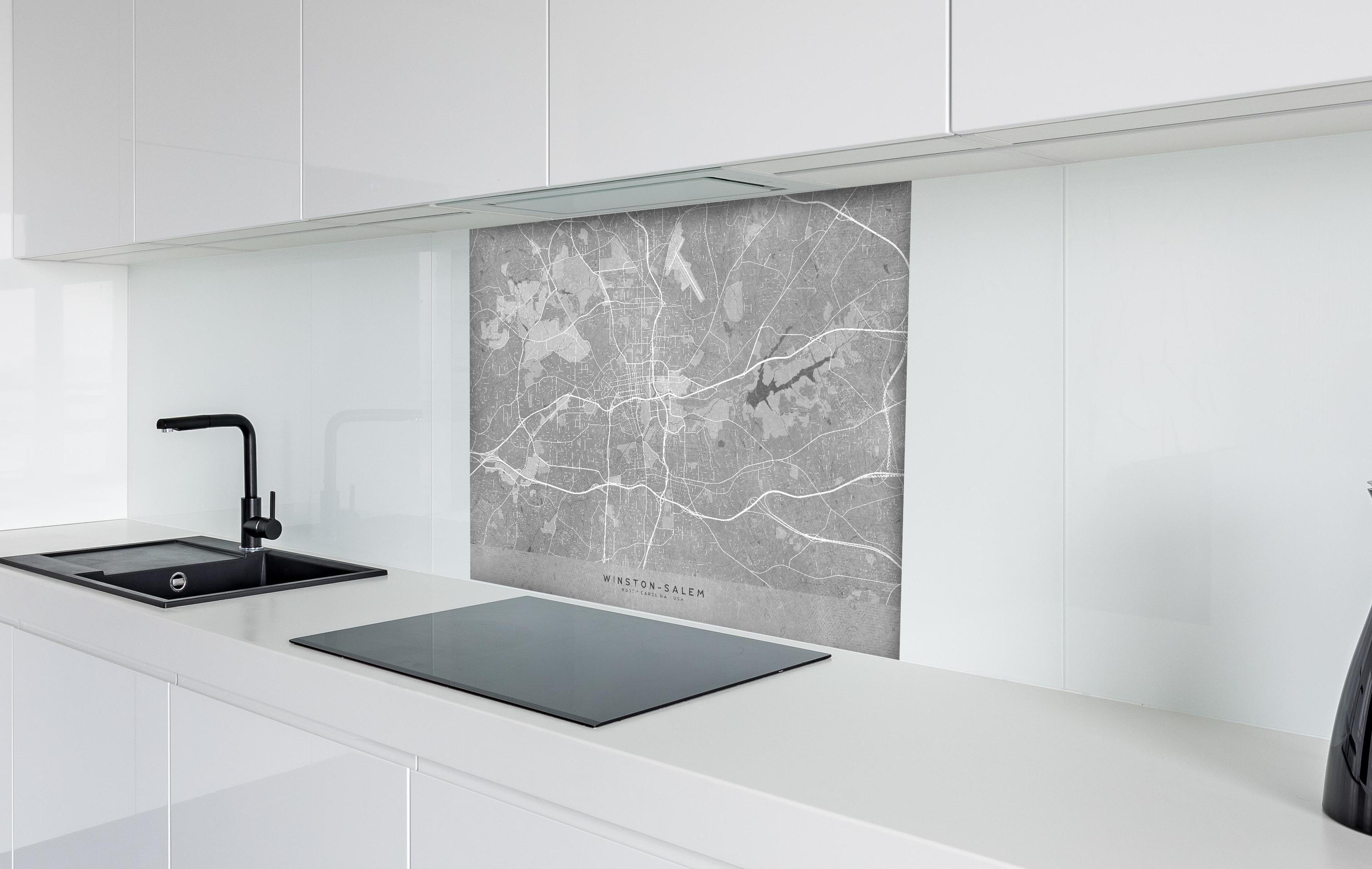 Spritzschutz - Graue Vintage-Stadtplan Winston-Salem Deko hinter einem Cerankochfeld zwischen Holz-Kochutensilien
