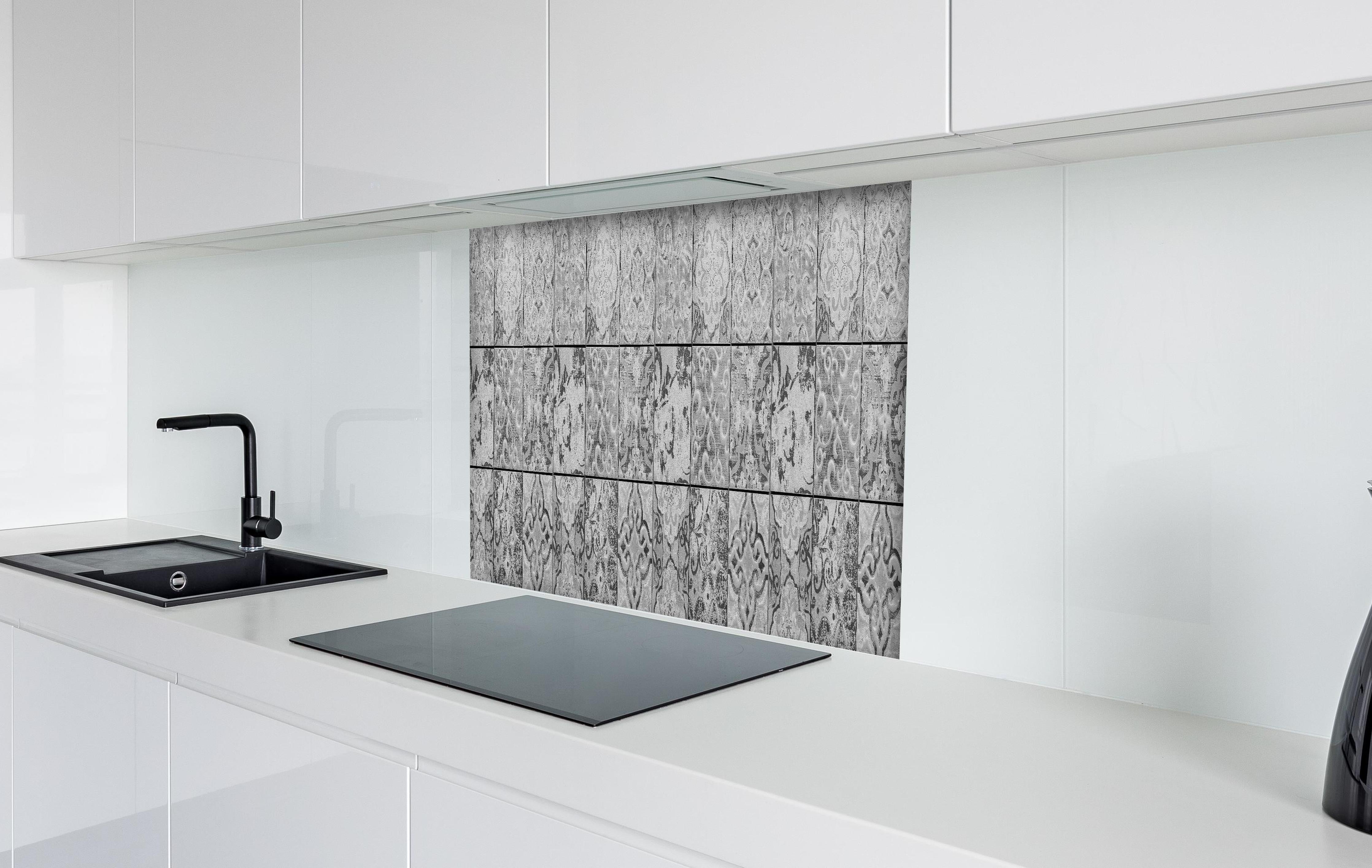 Spritzschutz - Graue rechteckige Vintage Zementwand hinter einem Cerankochfeld zwischen Holz-Kochutensilien
