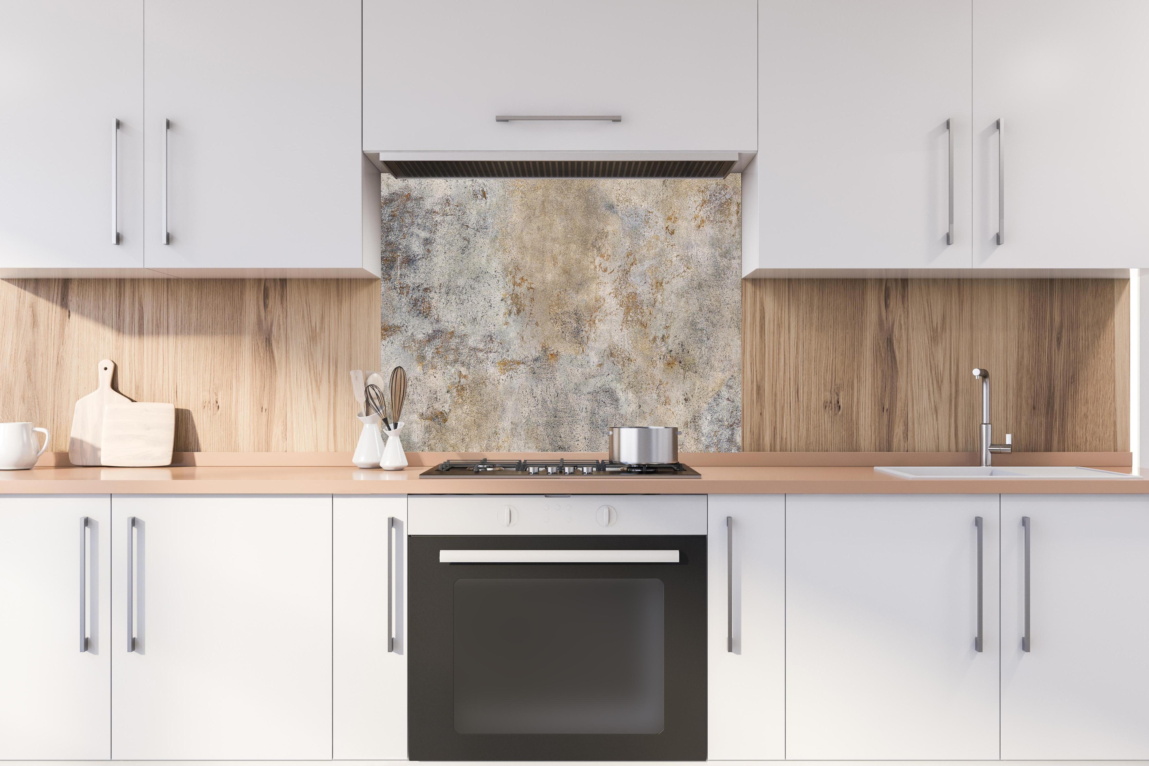 Spritzschutz - Grauer Zement Hintergrund hinter einem Cerankochfeld zwischen Holz-Kochutensilien
