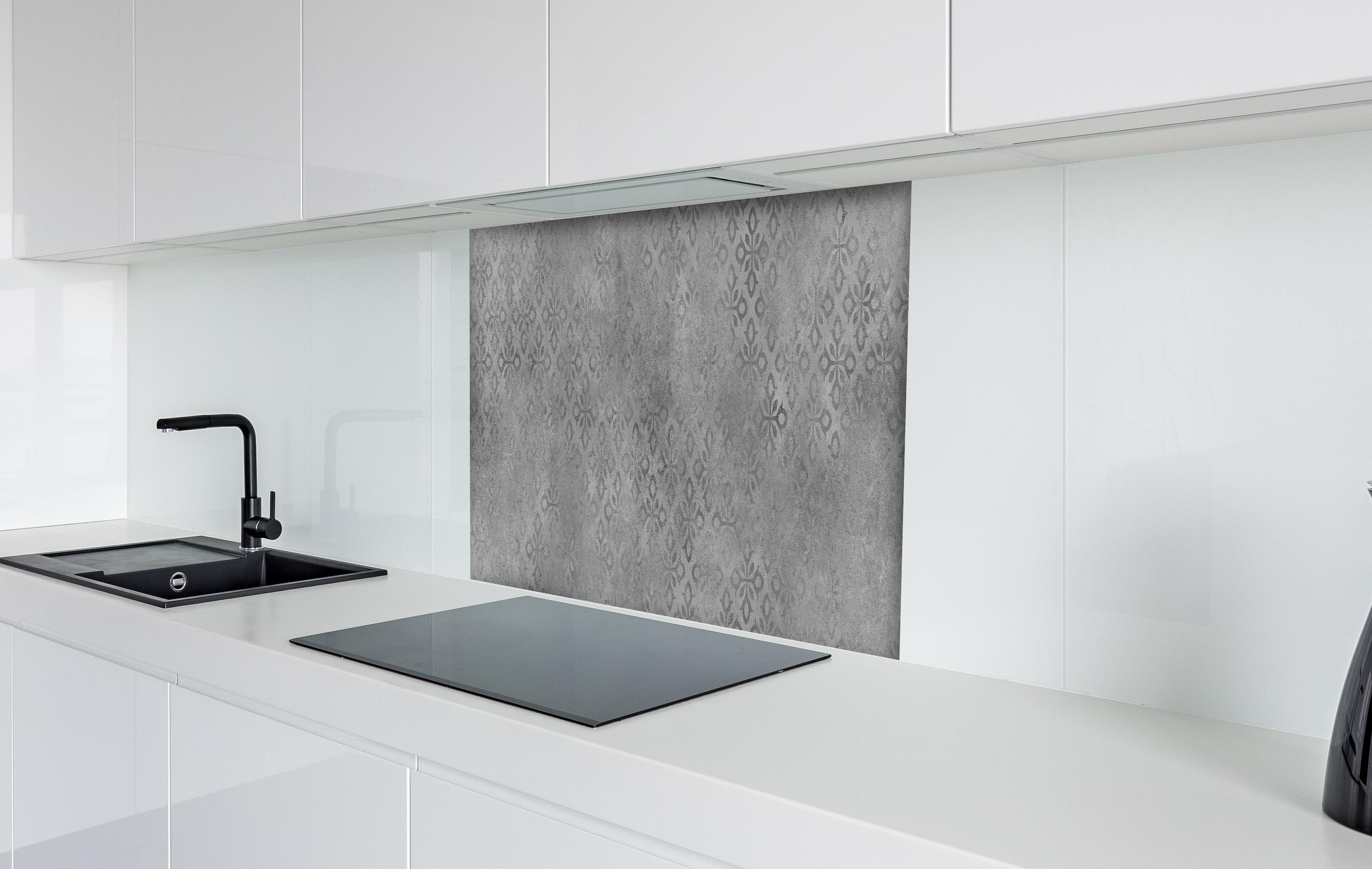 Spritzschutz - Graues Ornament Muster  hinter einem Cerankochfeld zwischen Holz-Kochutensilien
