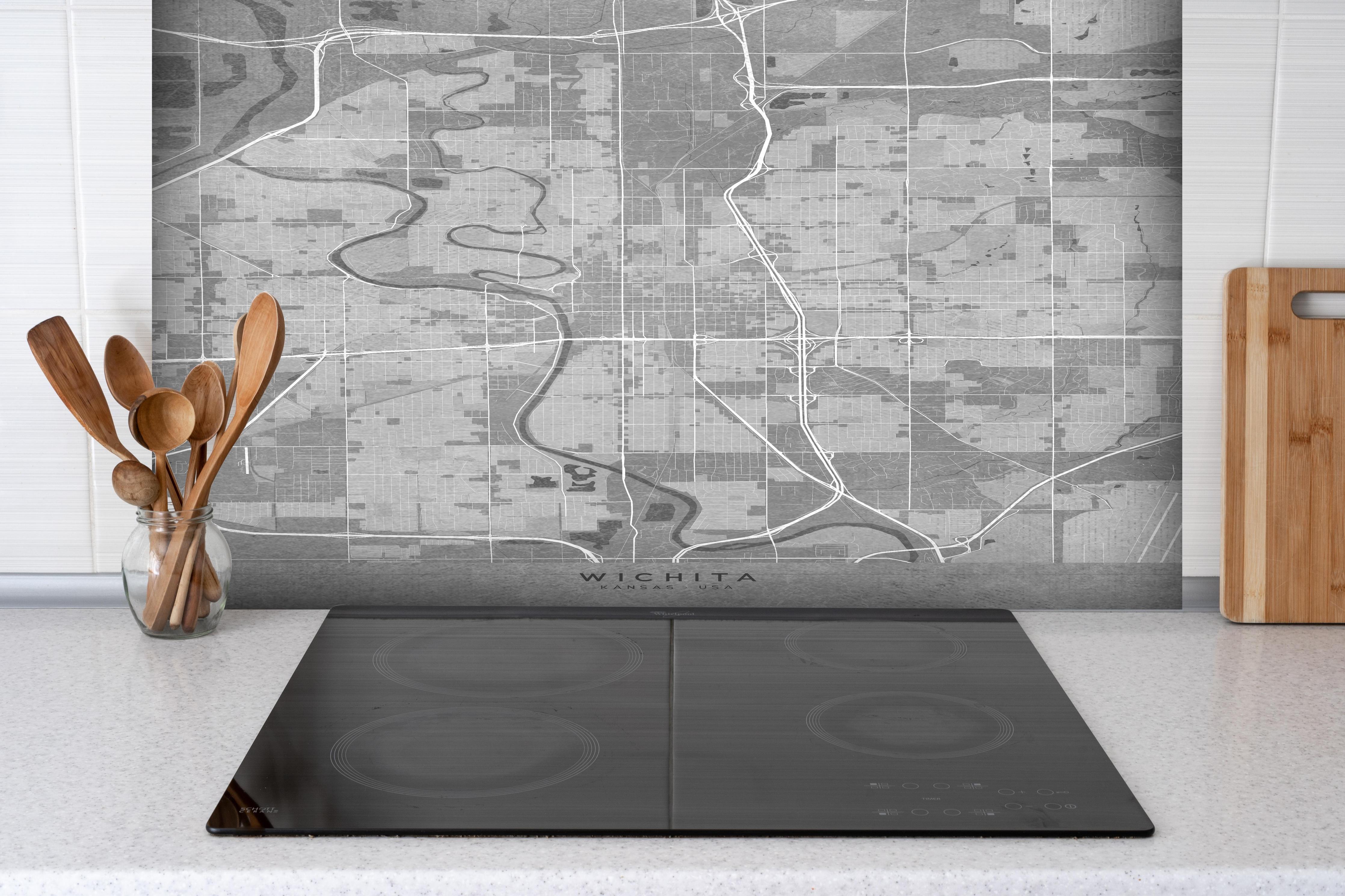 Spritzschutz - Grautöne Vintage-Stil Karte von Wichita hinter einem Cerankochfeld zwischen Holz-Kochutensilien
