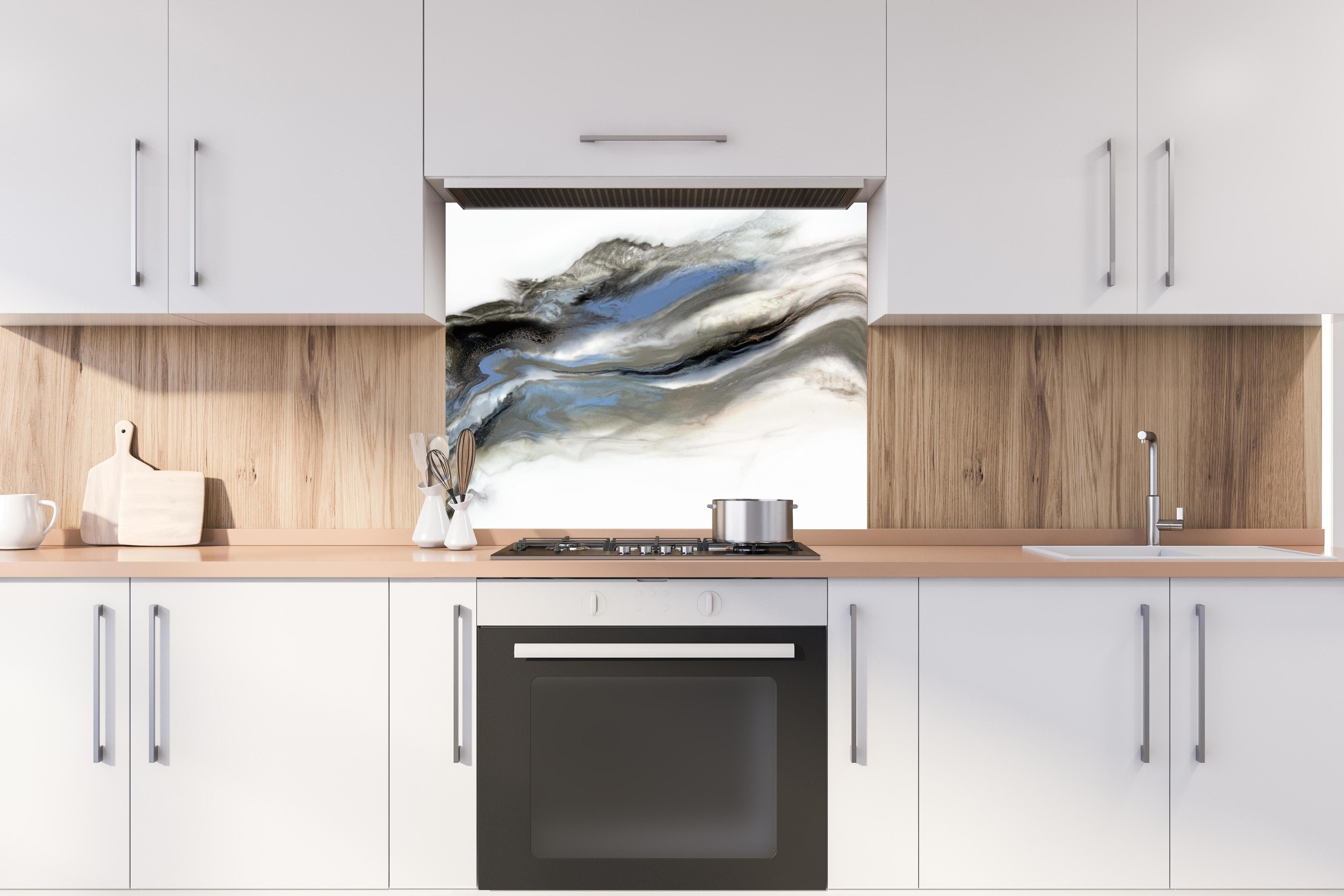 Spritzschutz - Grauweiße abstrakte Pinselstrich-Kunst hinter einem Cerankochfeld zwischen Holz-Kochutensilien
