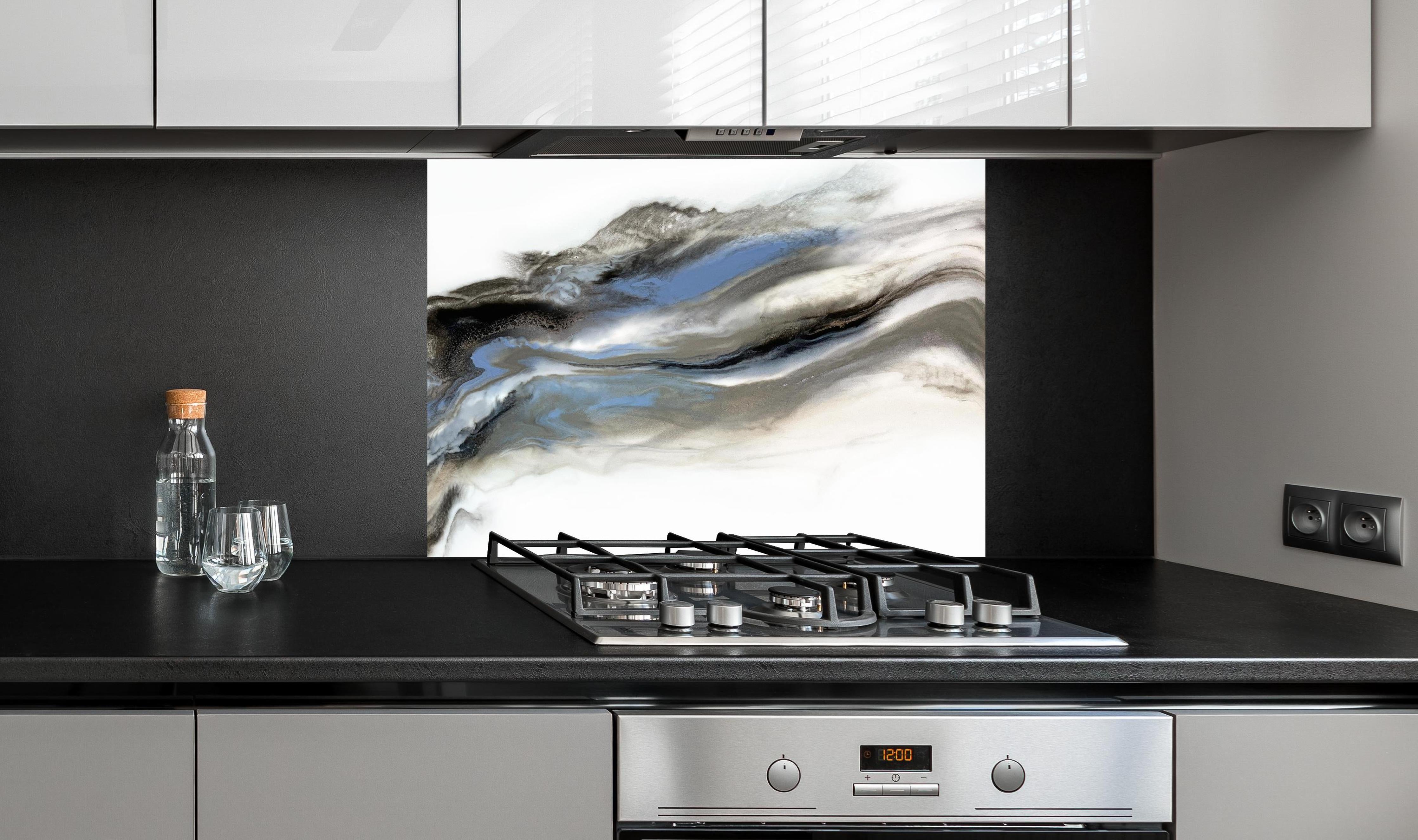 Spritzschutz - Grauweiße abstrakte Pinselstrich-Kunst hinter einem Cerankochfeld zwischen Holz-Kochutensilien
