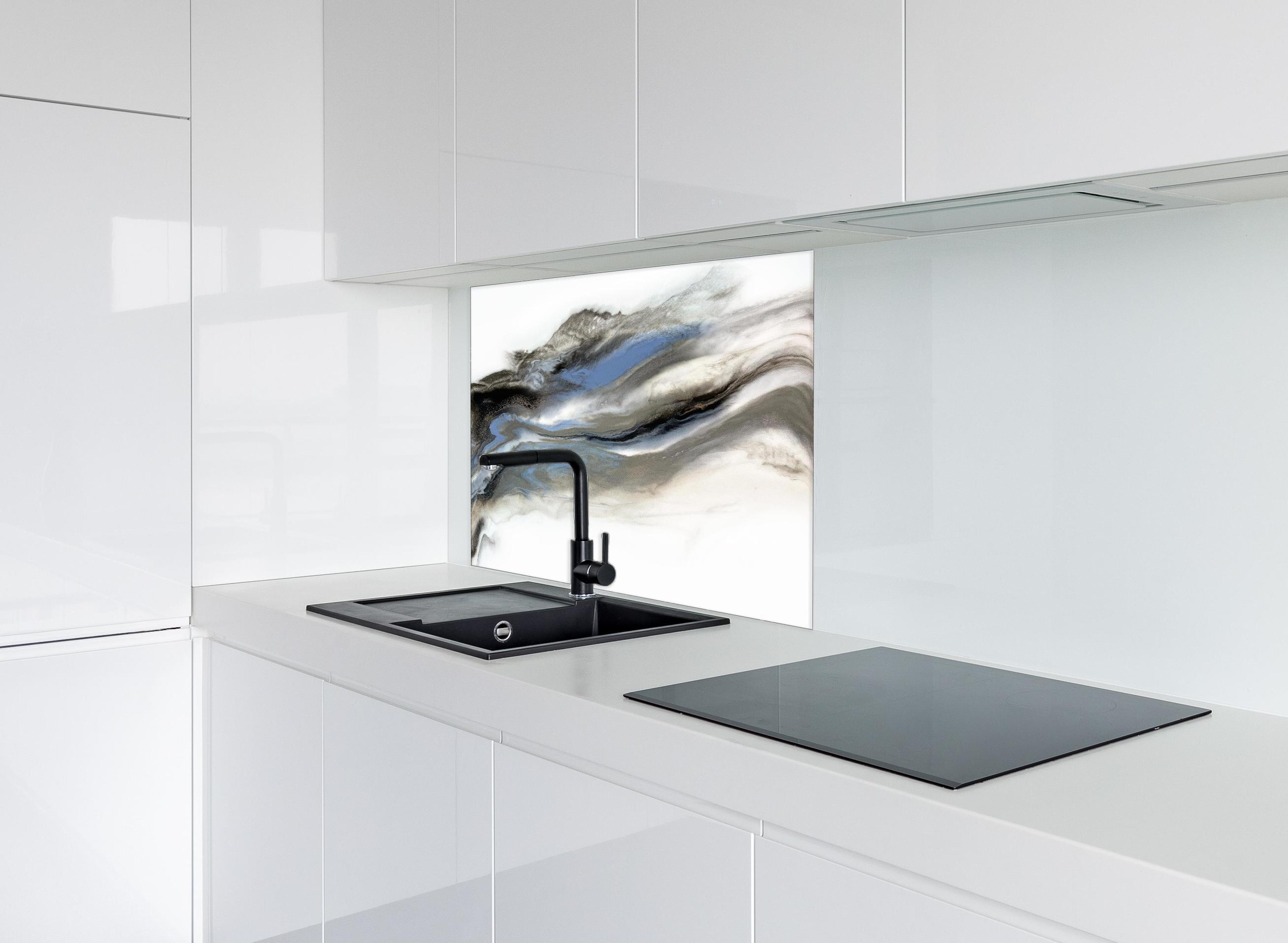 Spritzschutz - Grauweiße abstrakte Pinselstrich-Kunst hinter einem Cerankochfeld zwischen Holz-Kochutensilien
