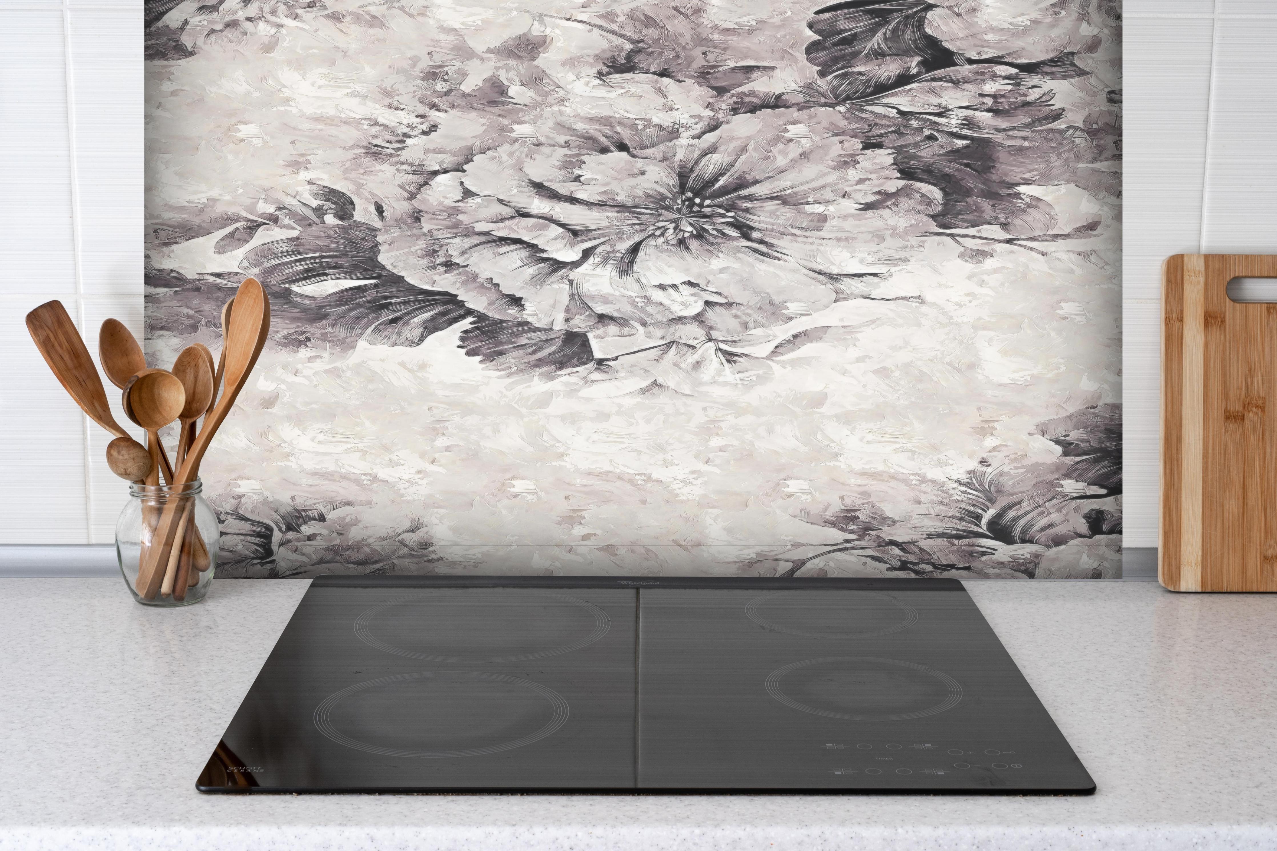 Spritzschutz - Grauweisse florale Abstraktion Leinwand hinter einem Cerankochfeld zwischen Holz-Kochutensilien
