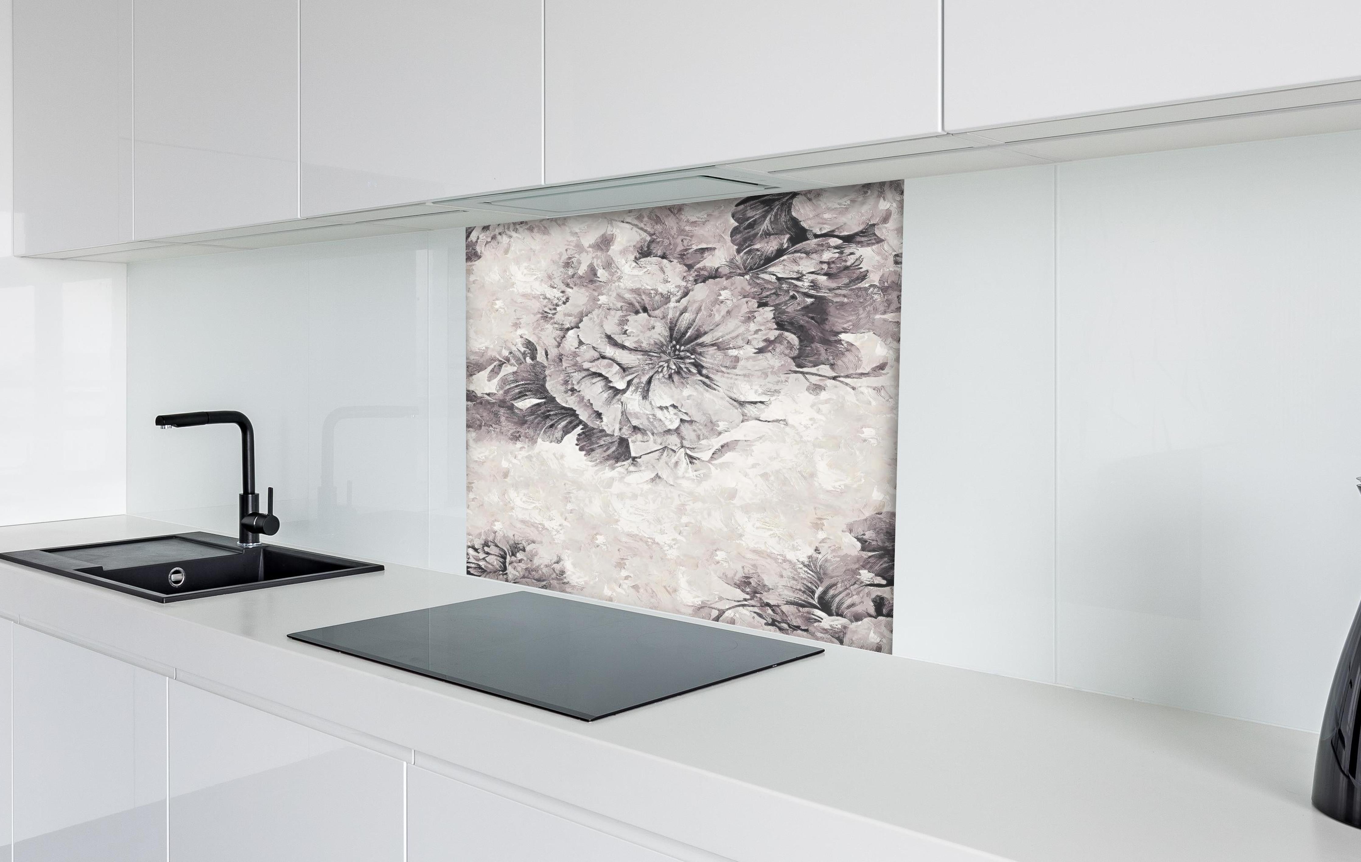 Spritzschutz - Grauweisse florale Abstraktion Leinwand hinter einem Cerankochfeld zwischen Holz-Kochutensilien
