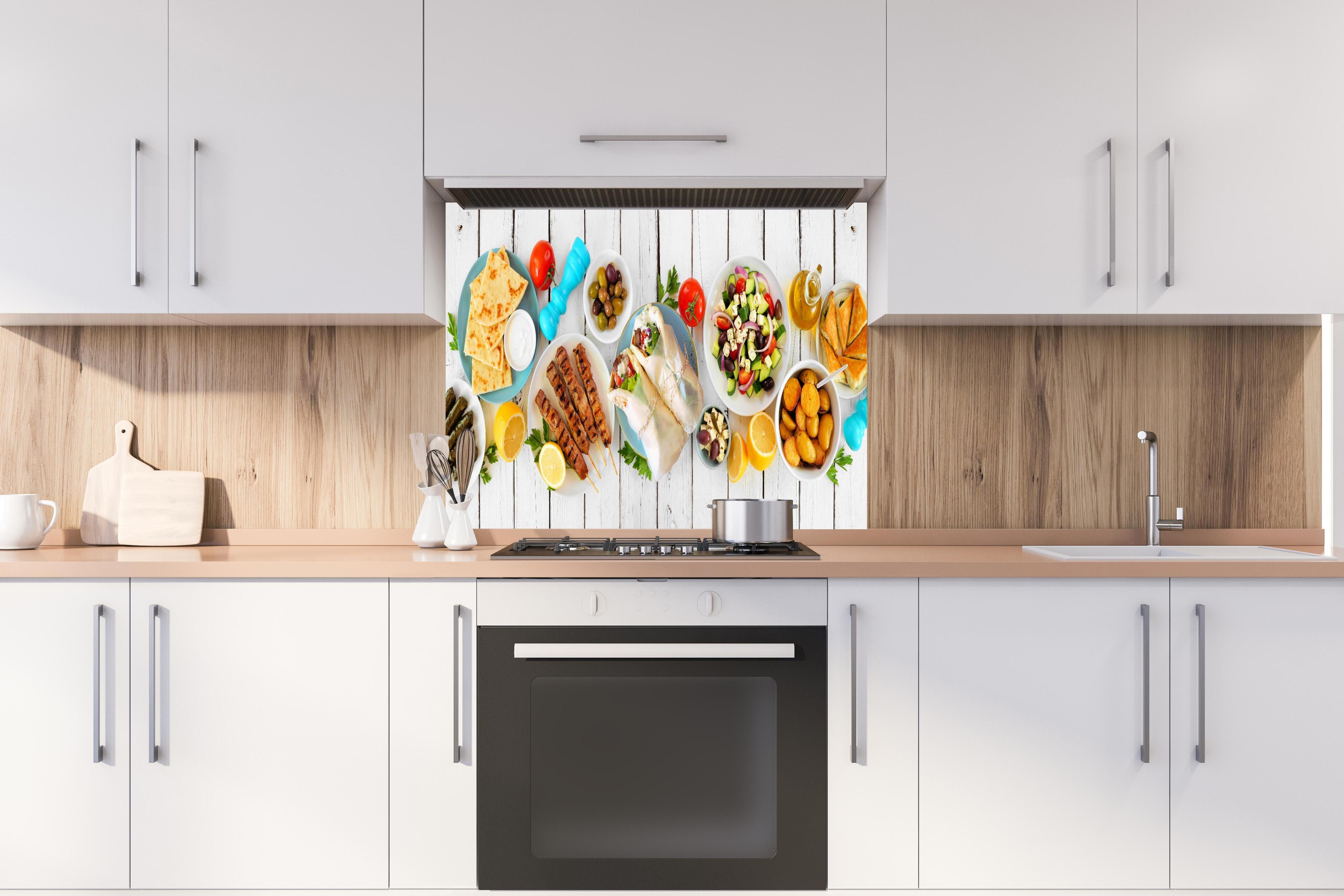 Spritzschutz - Griechisches Essen hinter einem Cerankochfeld zwischen Holz-Kochutensilien
