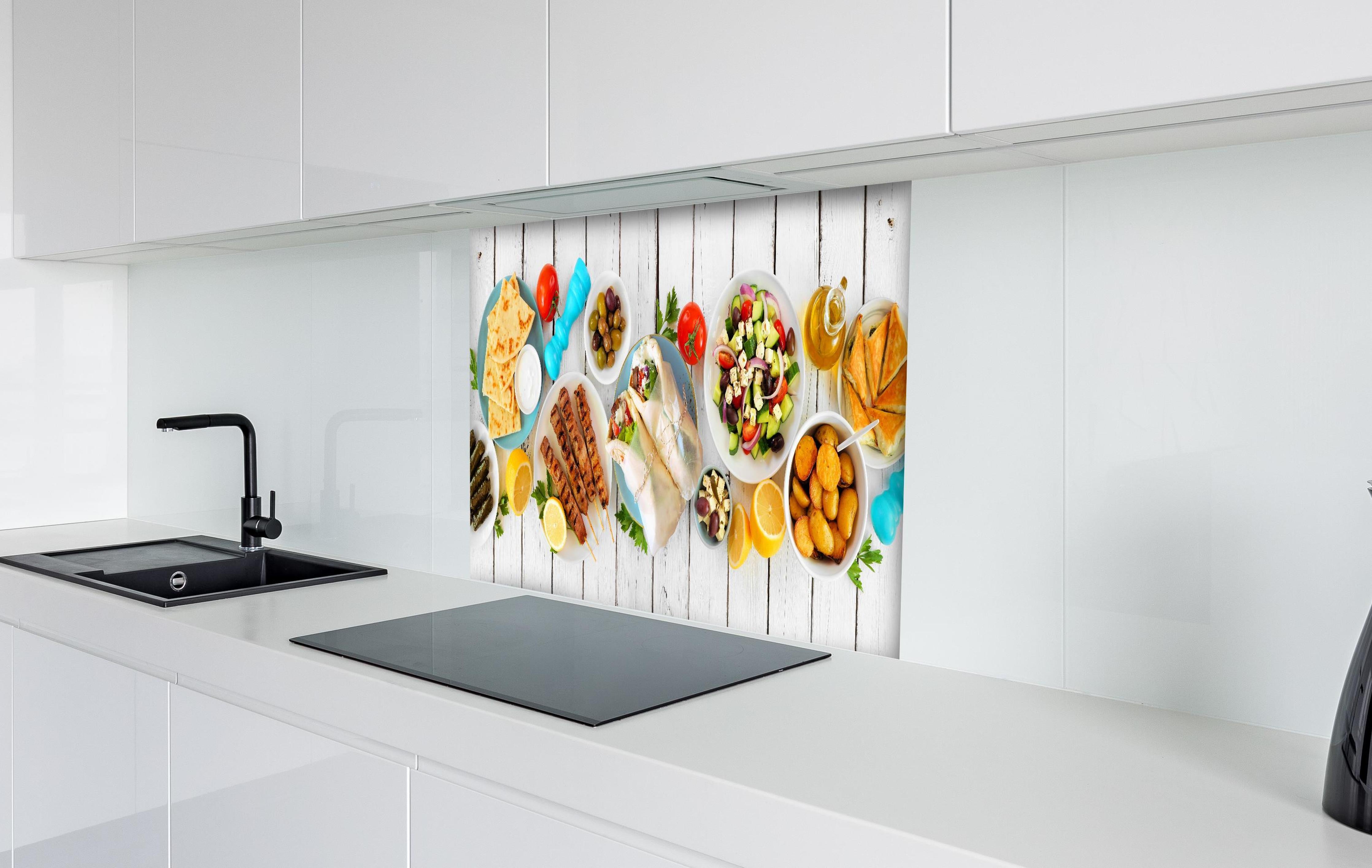 Spritzschutz - Griechisches Essen hinter einem Cerankochfeld zwischen Holz-Kochutensilien
