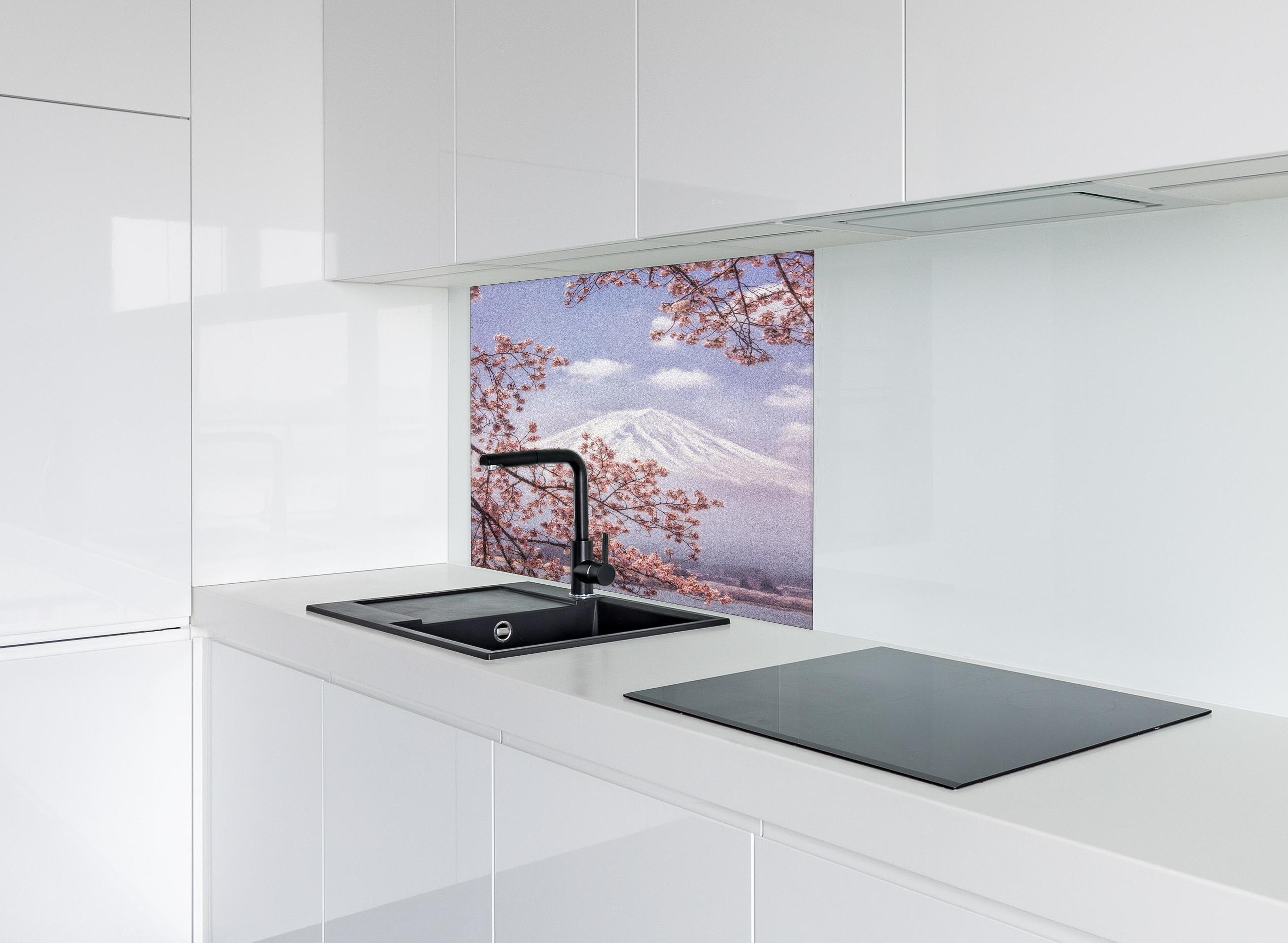 Spritzschutz - Großer Berg hinter Kirchblüten - Japan hinter einem Cerankochfeld zwischen Holz-Kochutensilien
