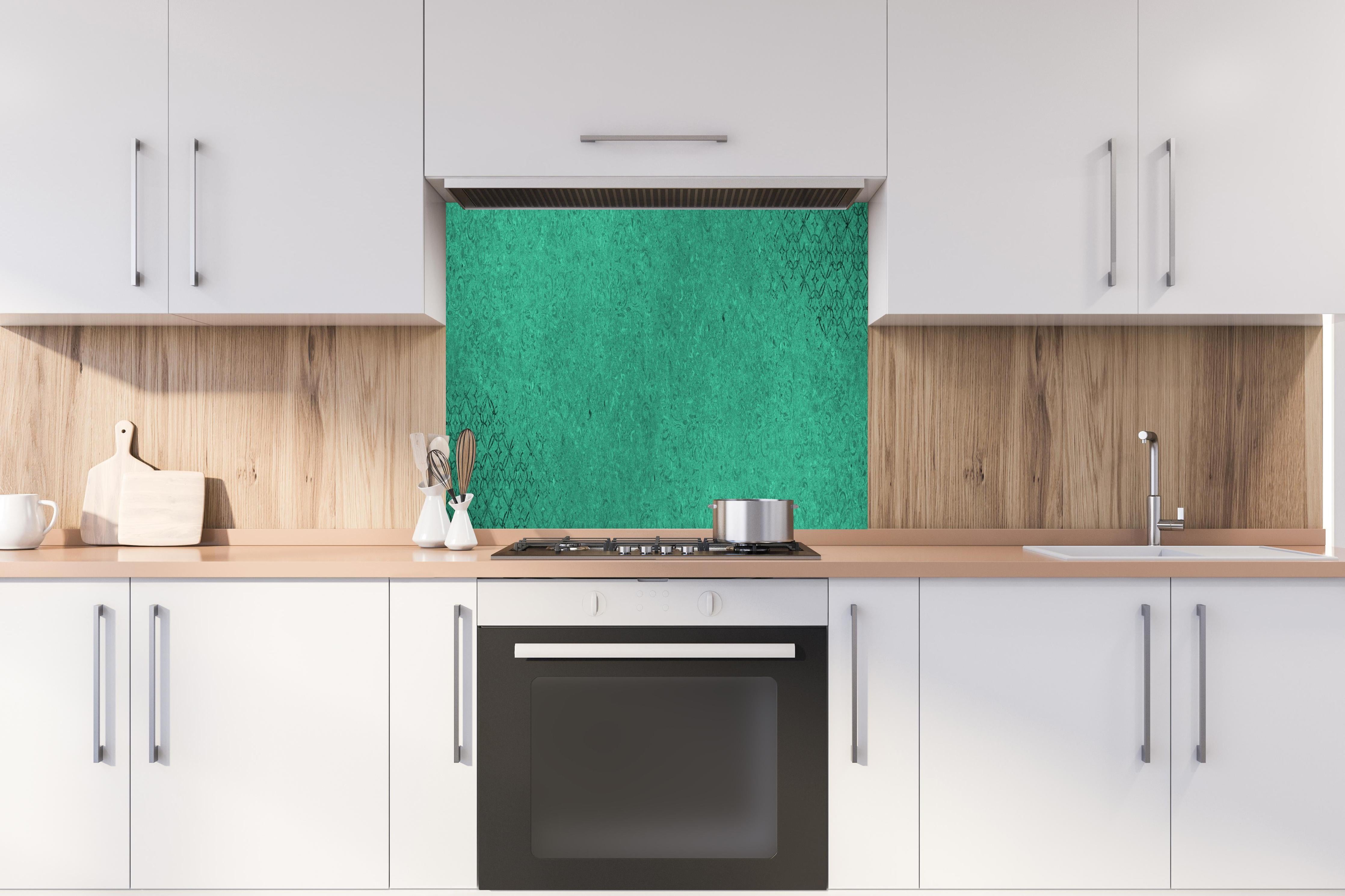 Spritzschutz - Grün Vintage Wandtextur hinter einem Cerankochfeld zwischen Holz-Kochutensilien
