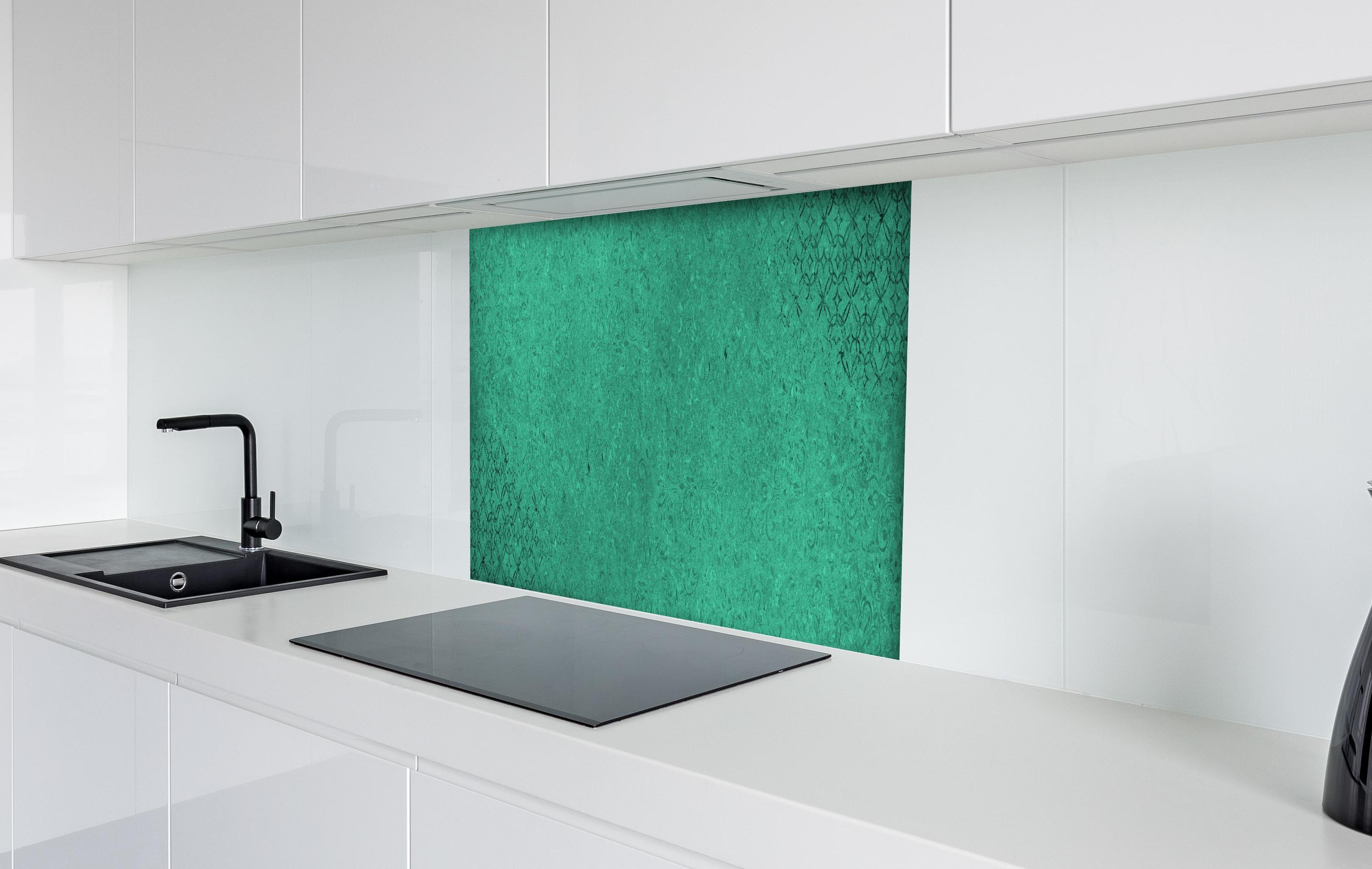 Spritzschutz - Grün Vintage Wandtextur hinter einem Cerankochfeld zwischen Holz-Kochutensilien
