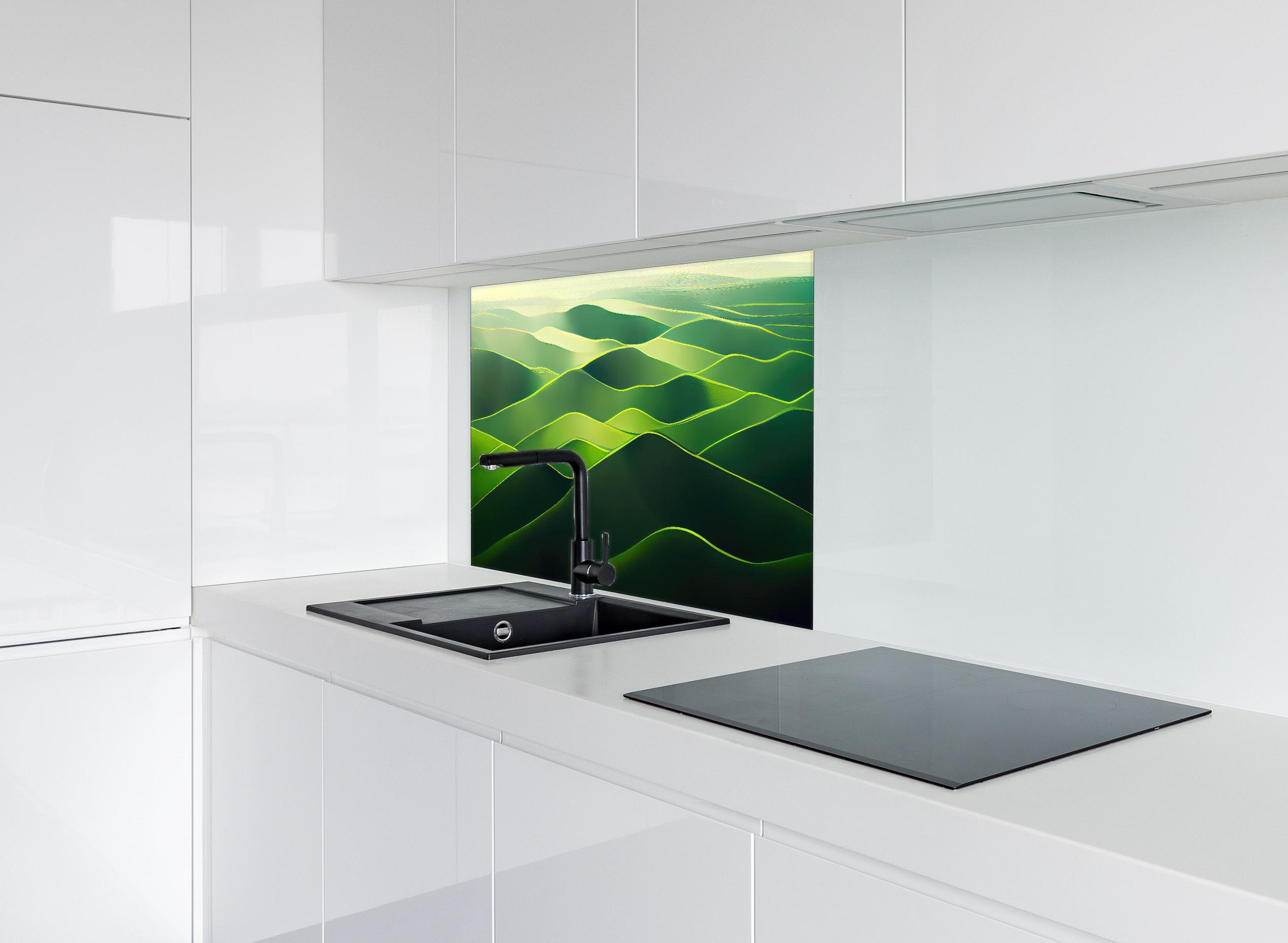 Spritzschutz - Grüne Abstrakte Landschaftswellen Hintergrund hinter einem Cerankochfeld zwischen Holz-Kochutensilien
