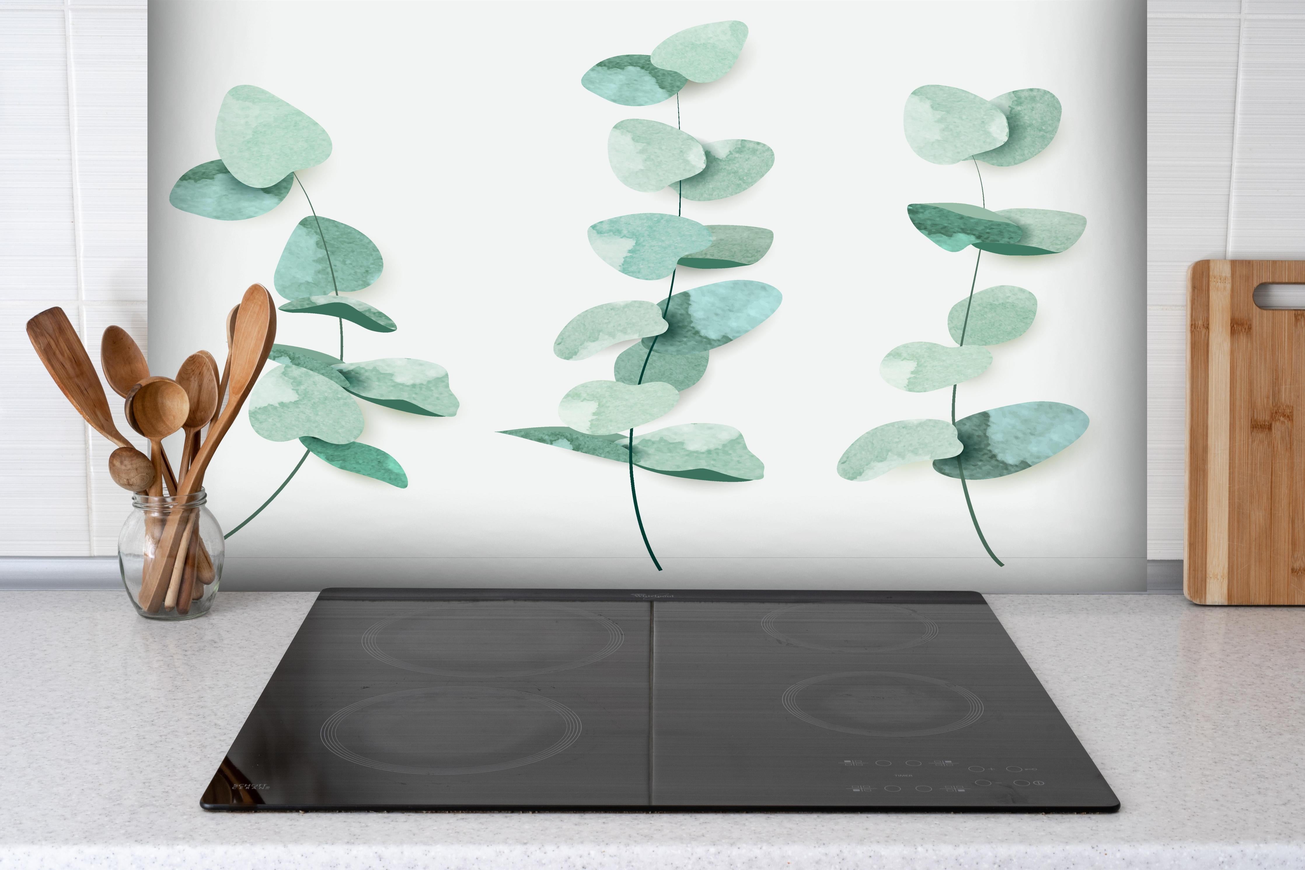 Spritzschutz - Grüne Eukalyptusblätter Aquarell Kunst Dekor hinter einem Cerankochfeld zwischen Holz-Kochutensilien
