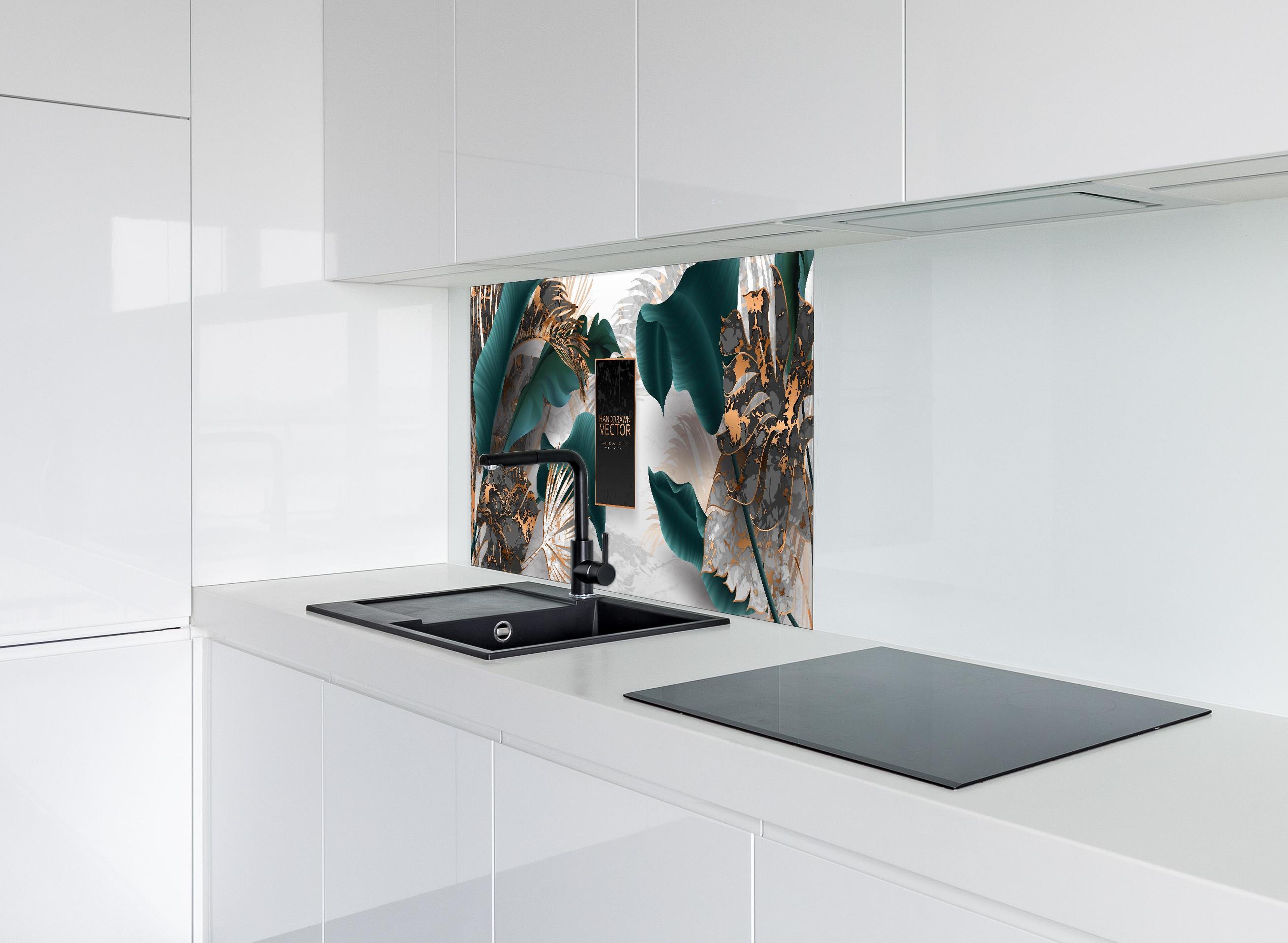 Spritzschutz - Grüne Tropenblätter mit goldenen Akzenten hinter einem Cerankochfeld zwischen Holz-Kochutensilien
