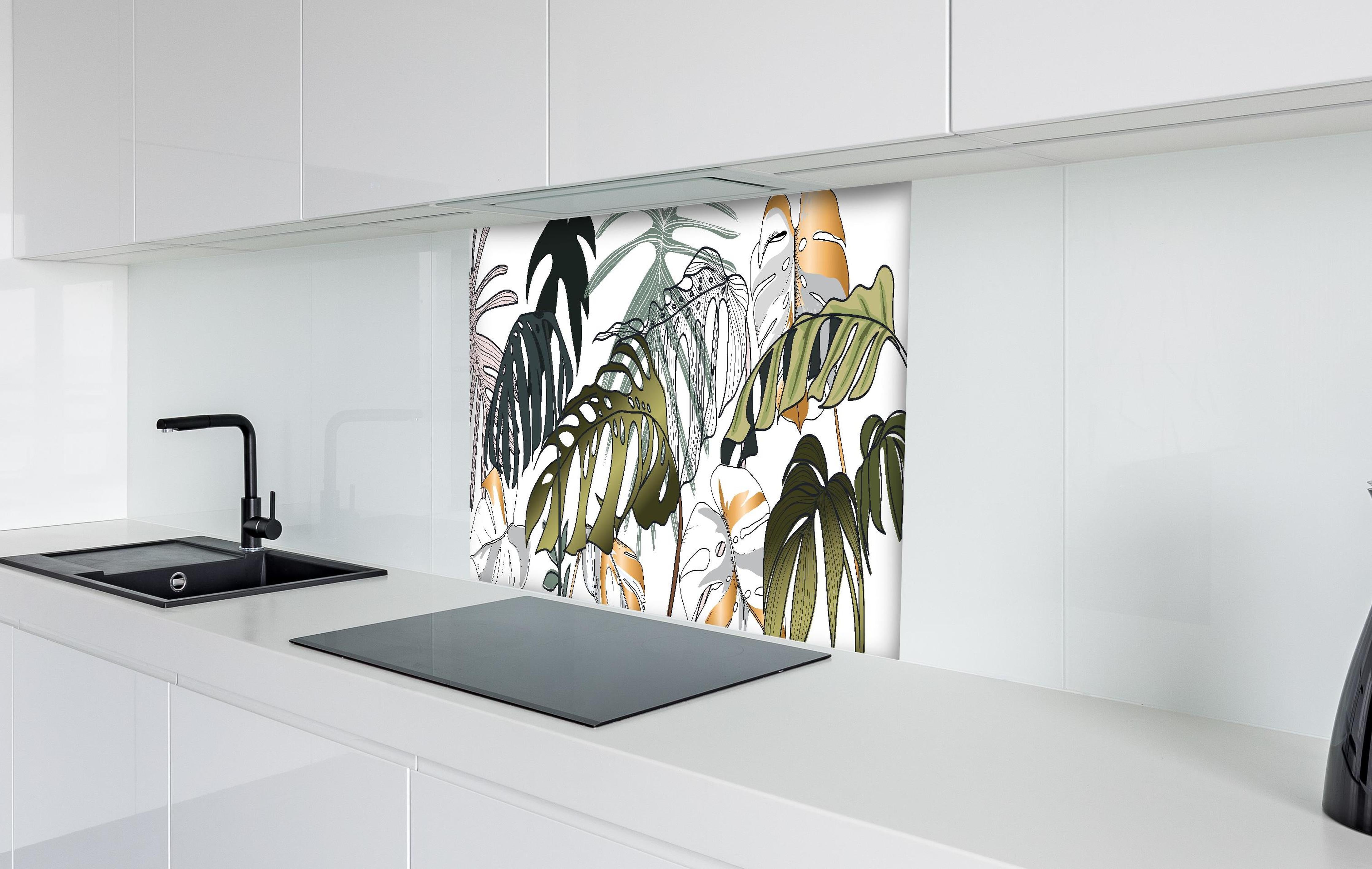 Spritzschutz - Grünes Tropenblättermuster für moderne Deko hinter einem Cerankochfeld zwischen Holz-Kochutensilien
