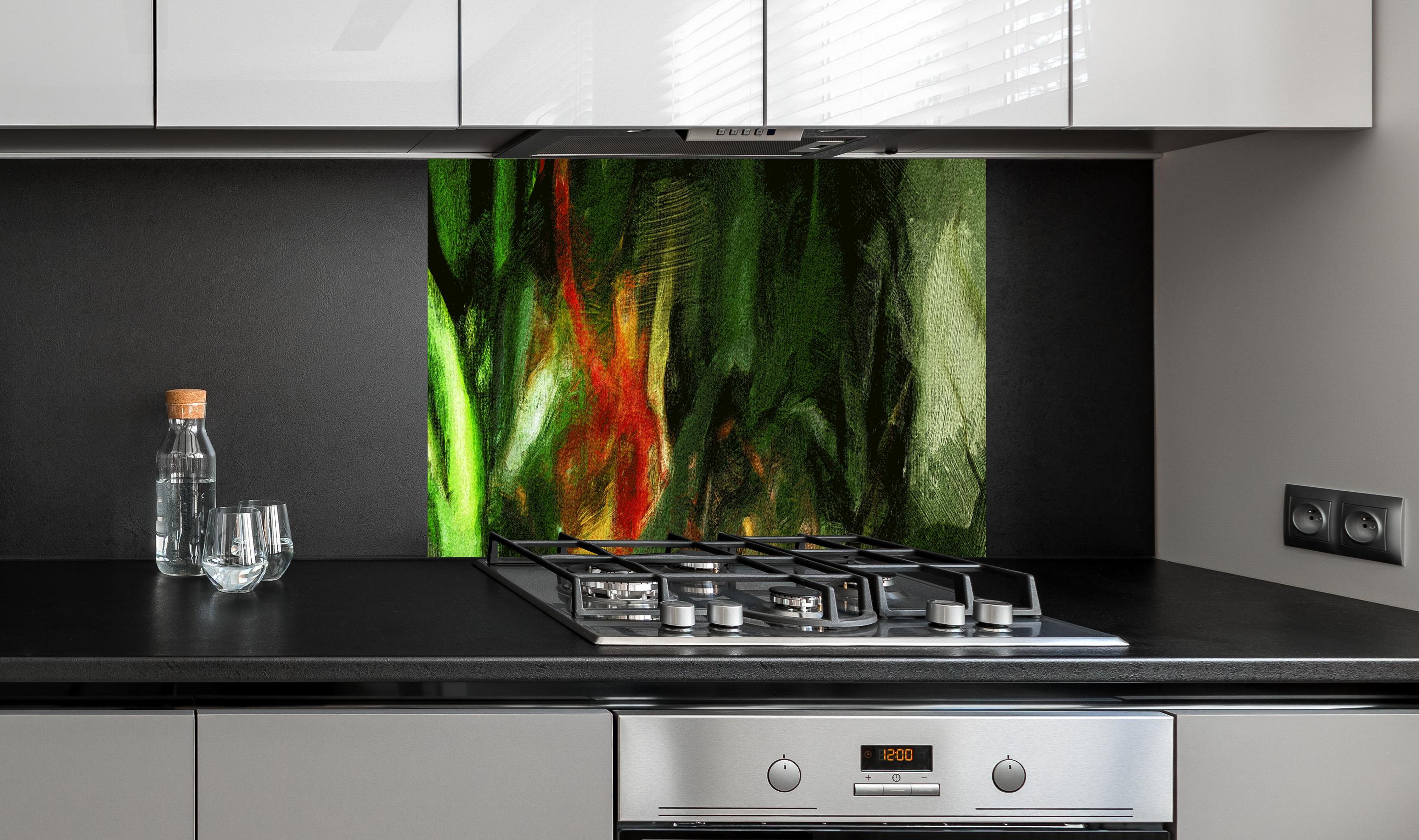 Spritzschutz - Grünes surreales Muster digitale Ölmalerei hinter einem Cerankochfeld zwischen Holz-Kochutensilien
