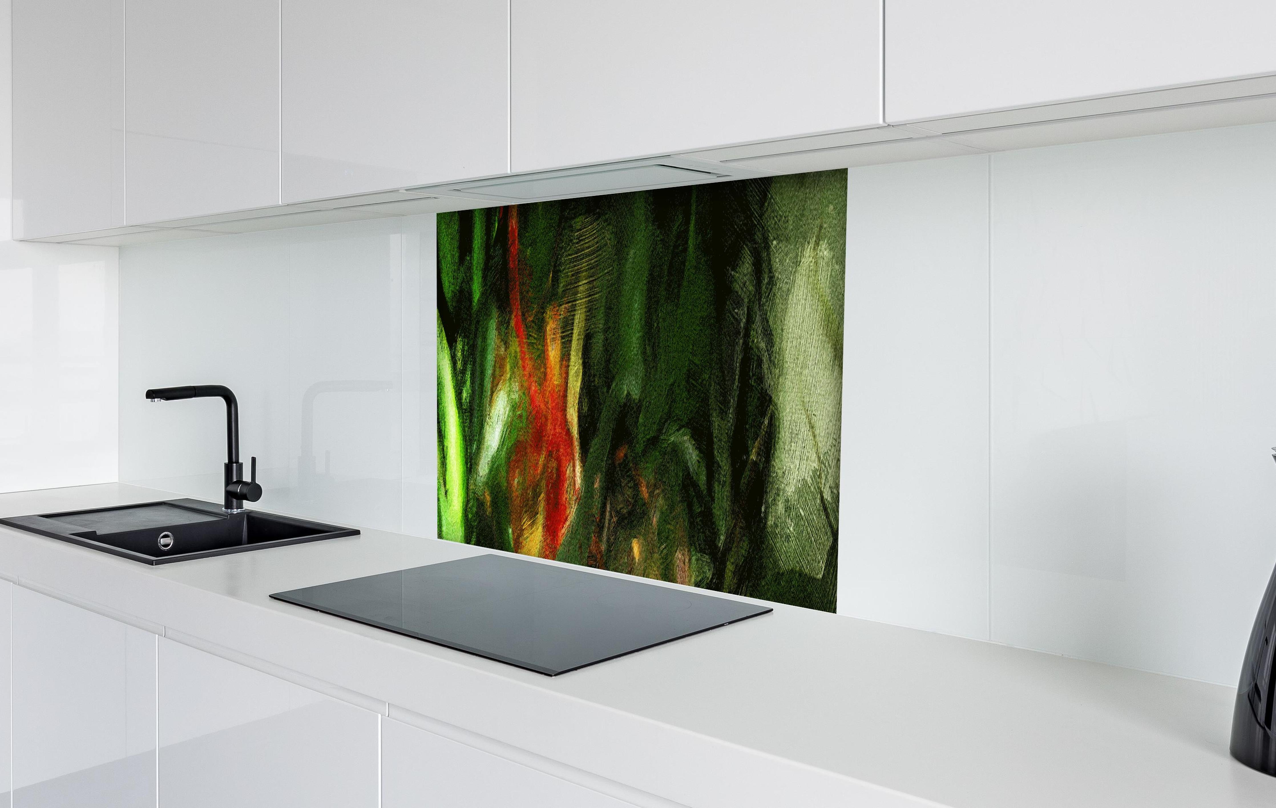 Spritzschutz - Grünes surreales Muster digitale Ölmalerei hinter einem Cerankochfeld zwischen Holz-Kochutensilien
