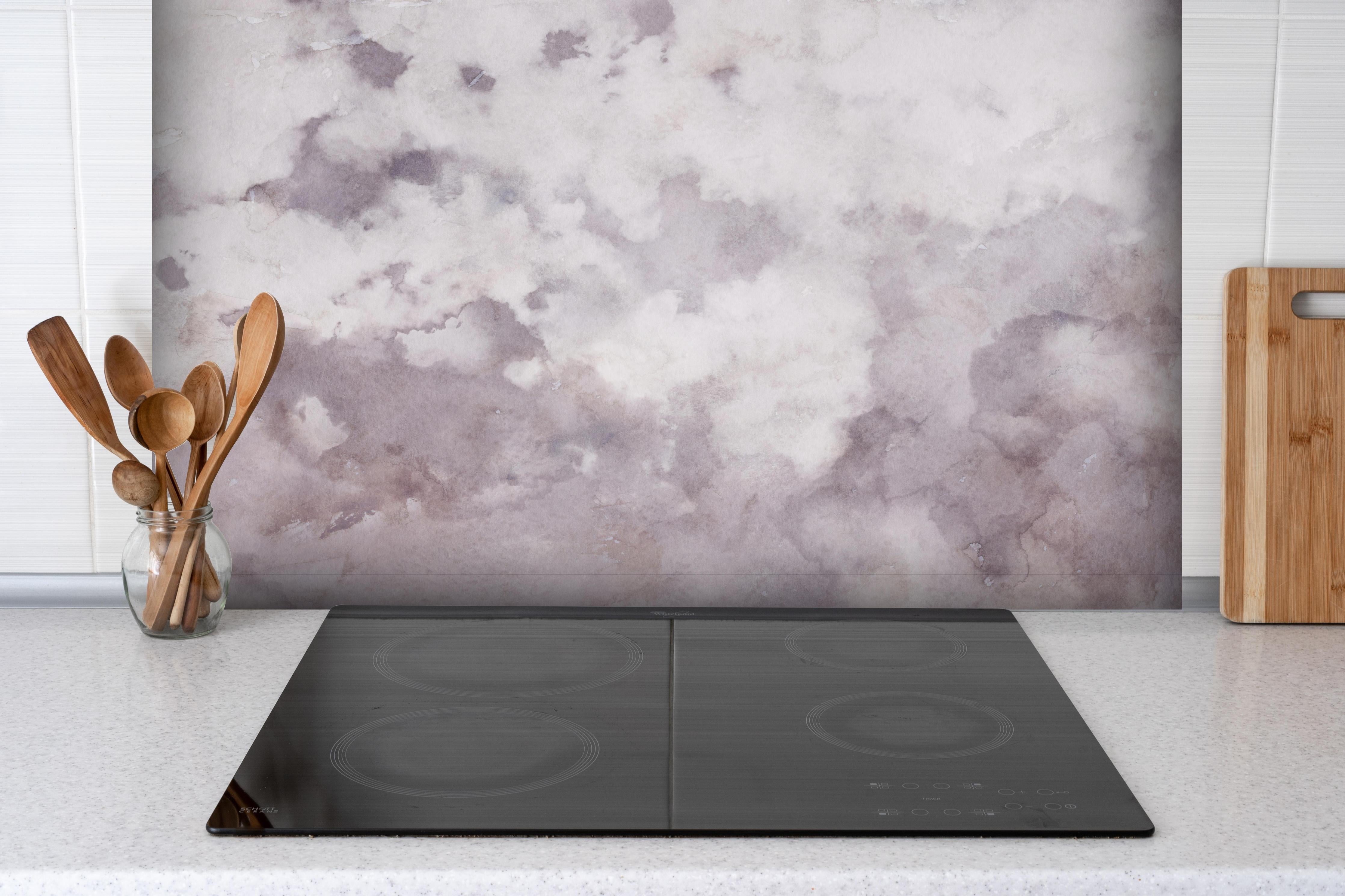 Spritzschutz - Grunges Design - Aquarellmalerei hinter einem Cerankochfeld zwischen Holz-Kochutensilien
