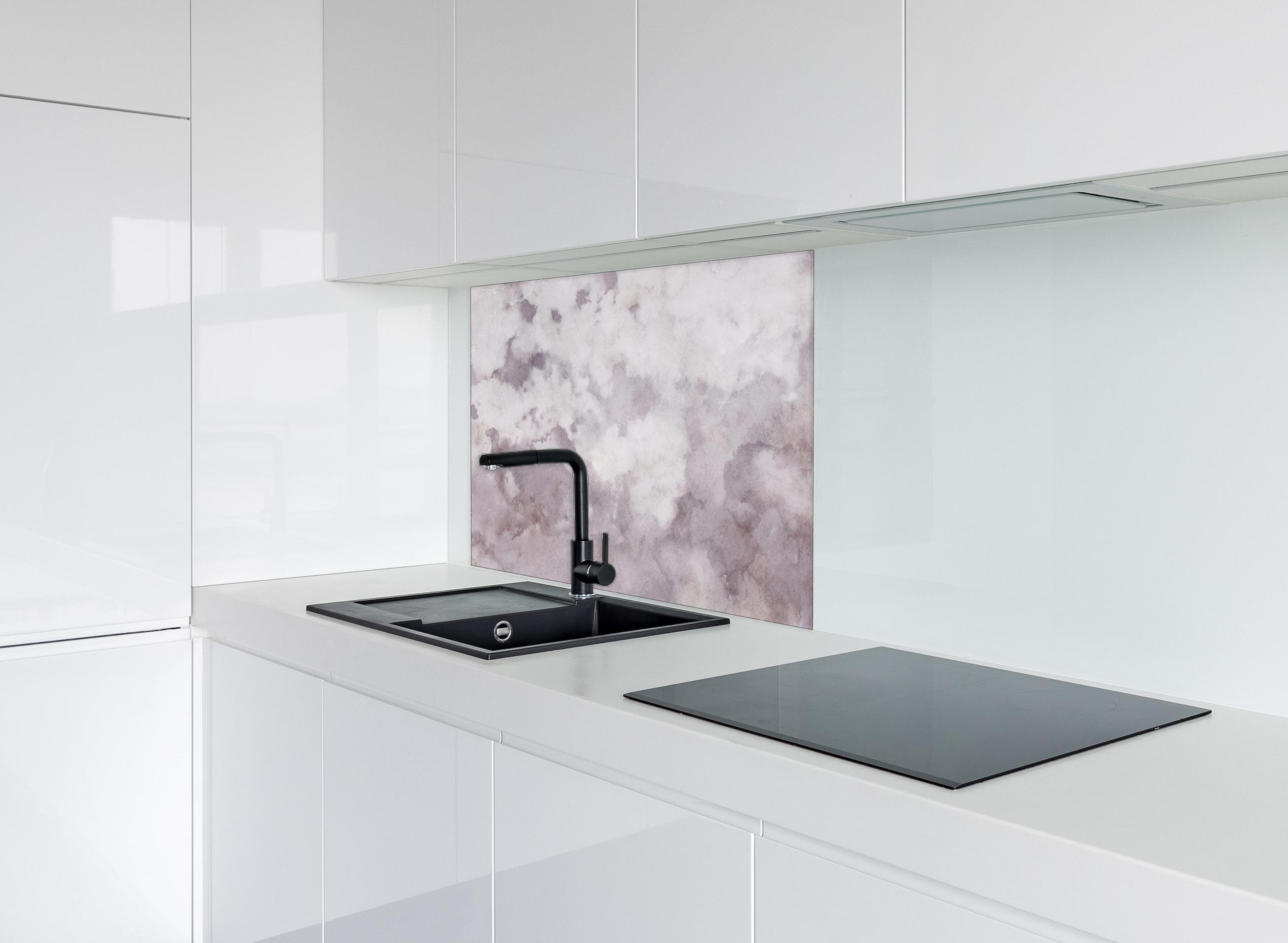 Spritzschutz - Grunges Design - Aquarellmalerei hinter einem Cerankochfeld zwischen Holz-Kochutensilien
