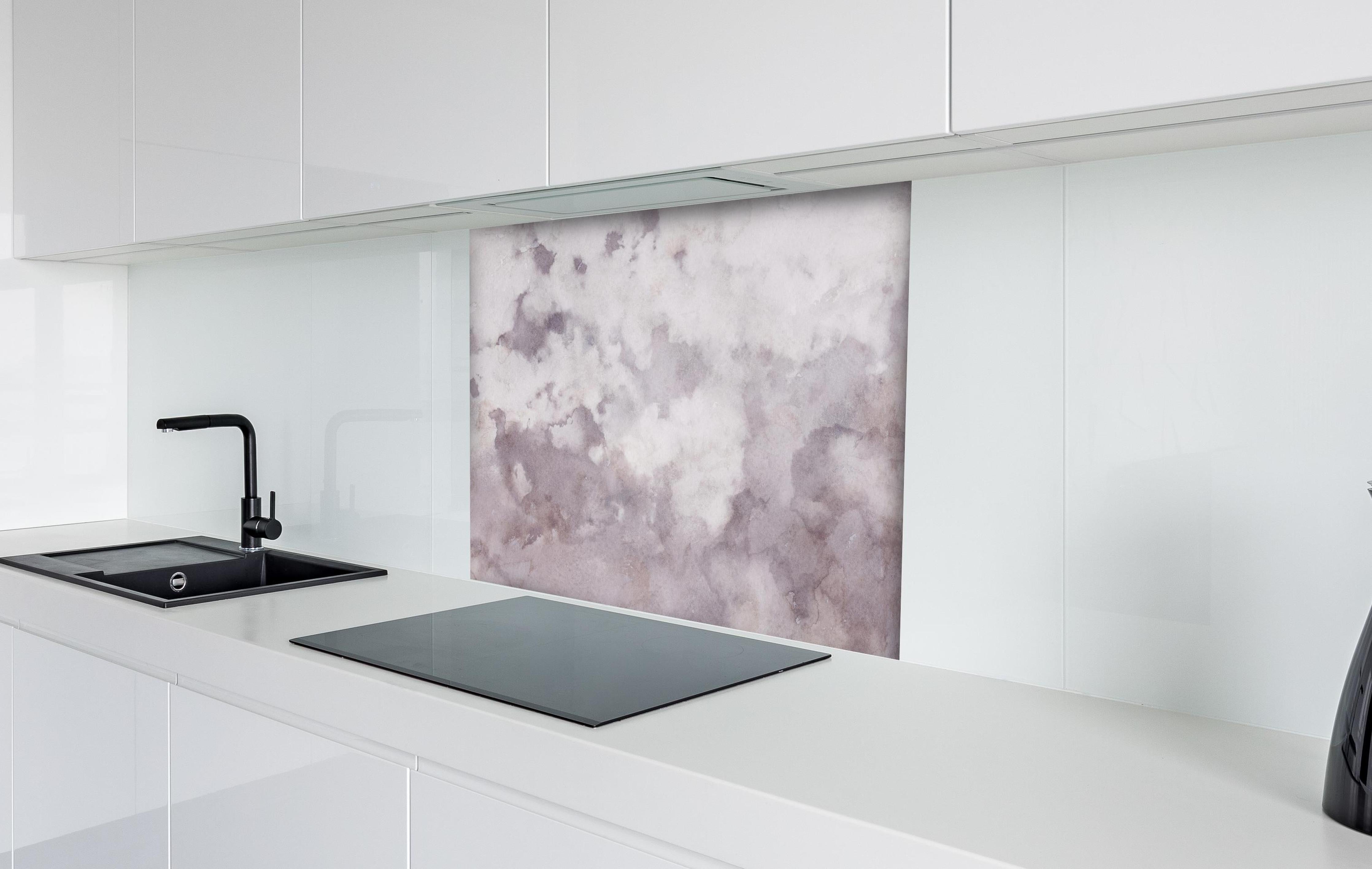 Spritzschutz - Grunges Design - Aquarellmalerei hinter einem Cerankochfeld zwischen Holz-Kochutensilien
