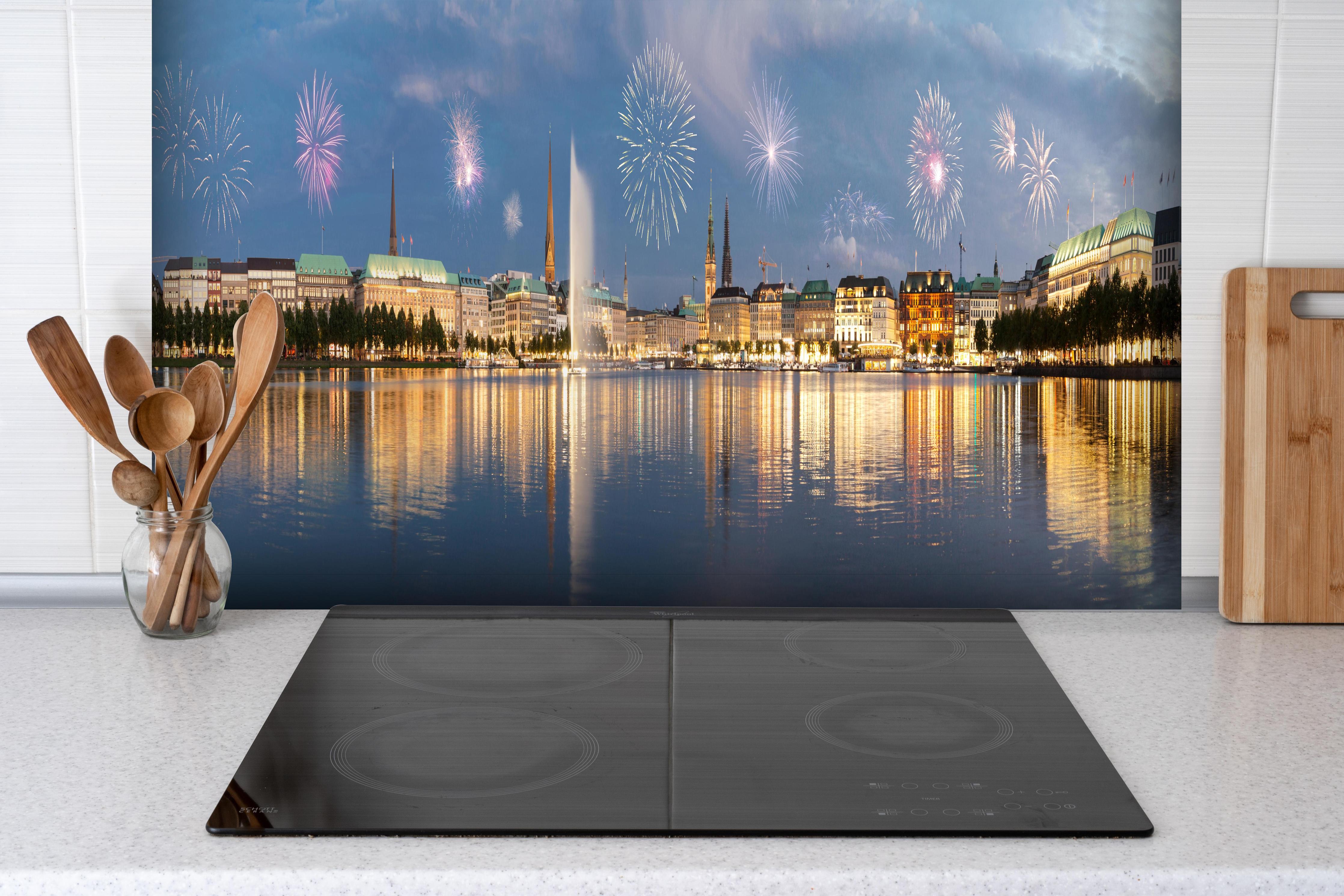 Spritzschutz - Hamburg zu Silvester hinter einem Cerankochfeld zwischen Holz-Kochutensilien
