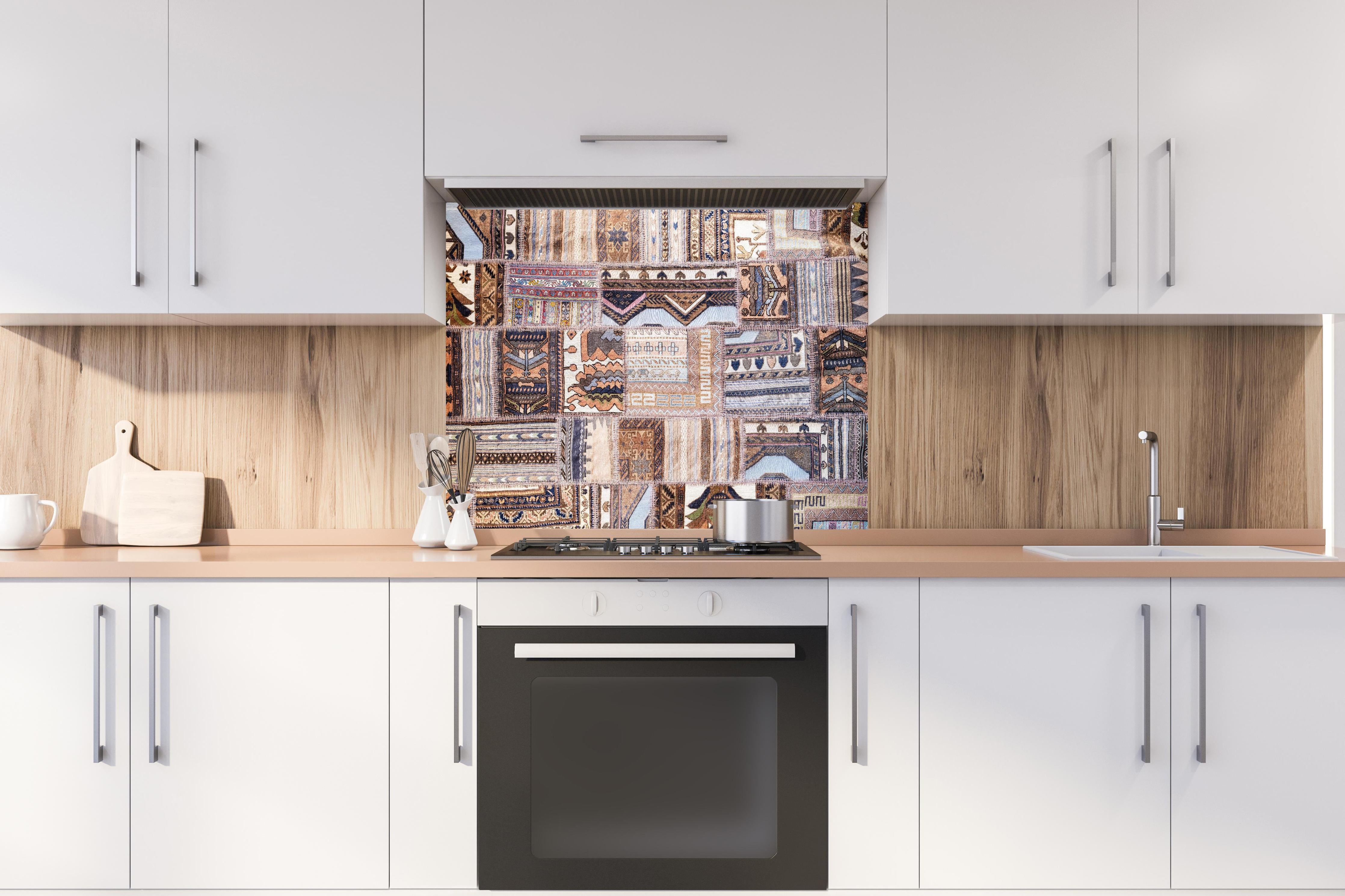 Spritzschutz - Handgemachte Türkische Kilim Teppichdesigns hinter einem Cerankochfeld zwischen Holz-Kochutensilien
