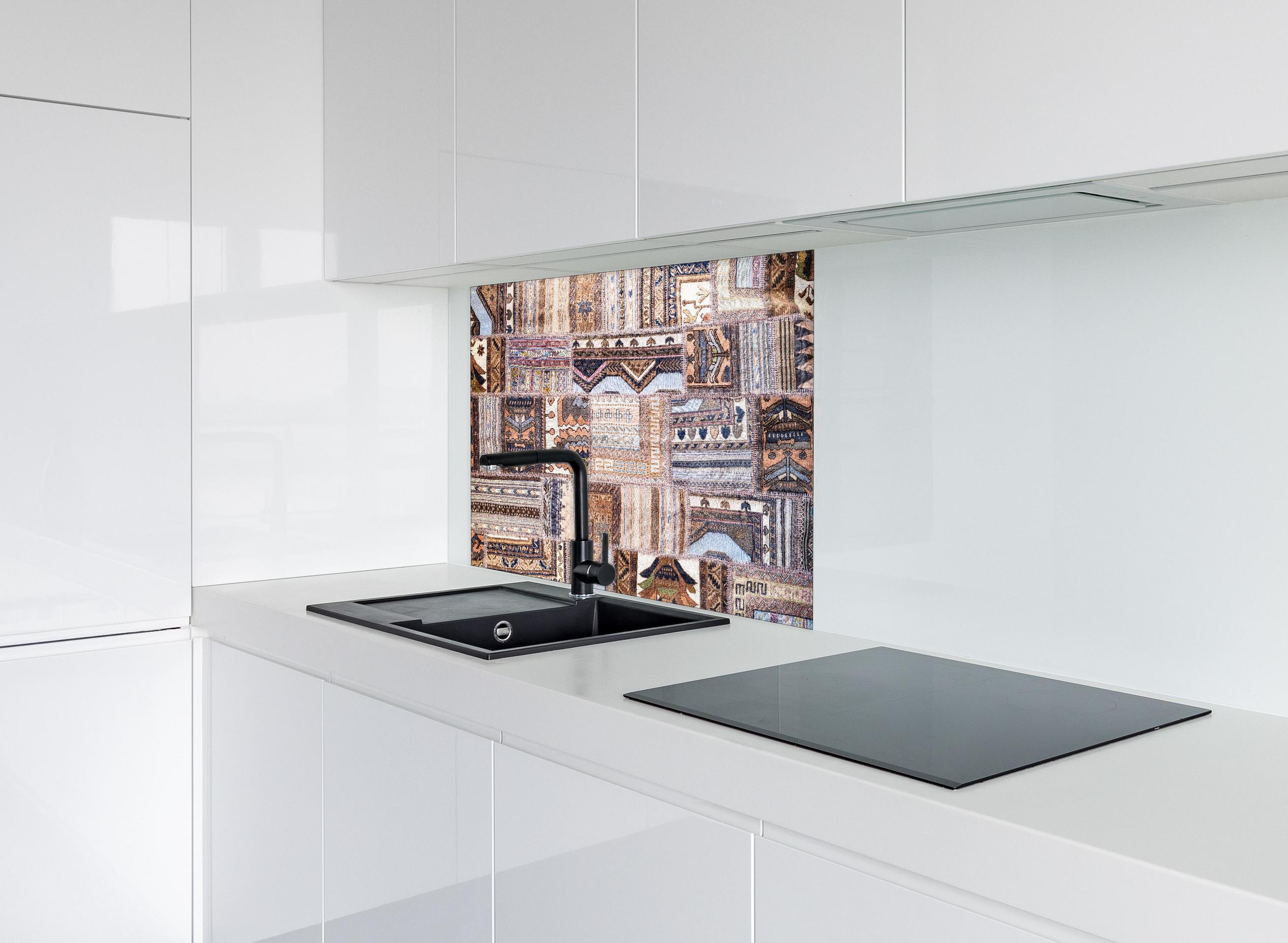 Spritzschutz - Handgemachte Türkische Kilim Teppichdesigns hinter einem Cerankochfeld zwischen Holz-Kochutensilien
