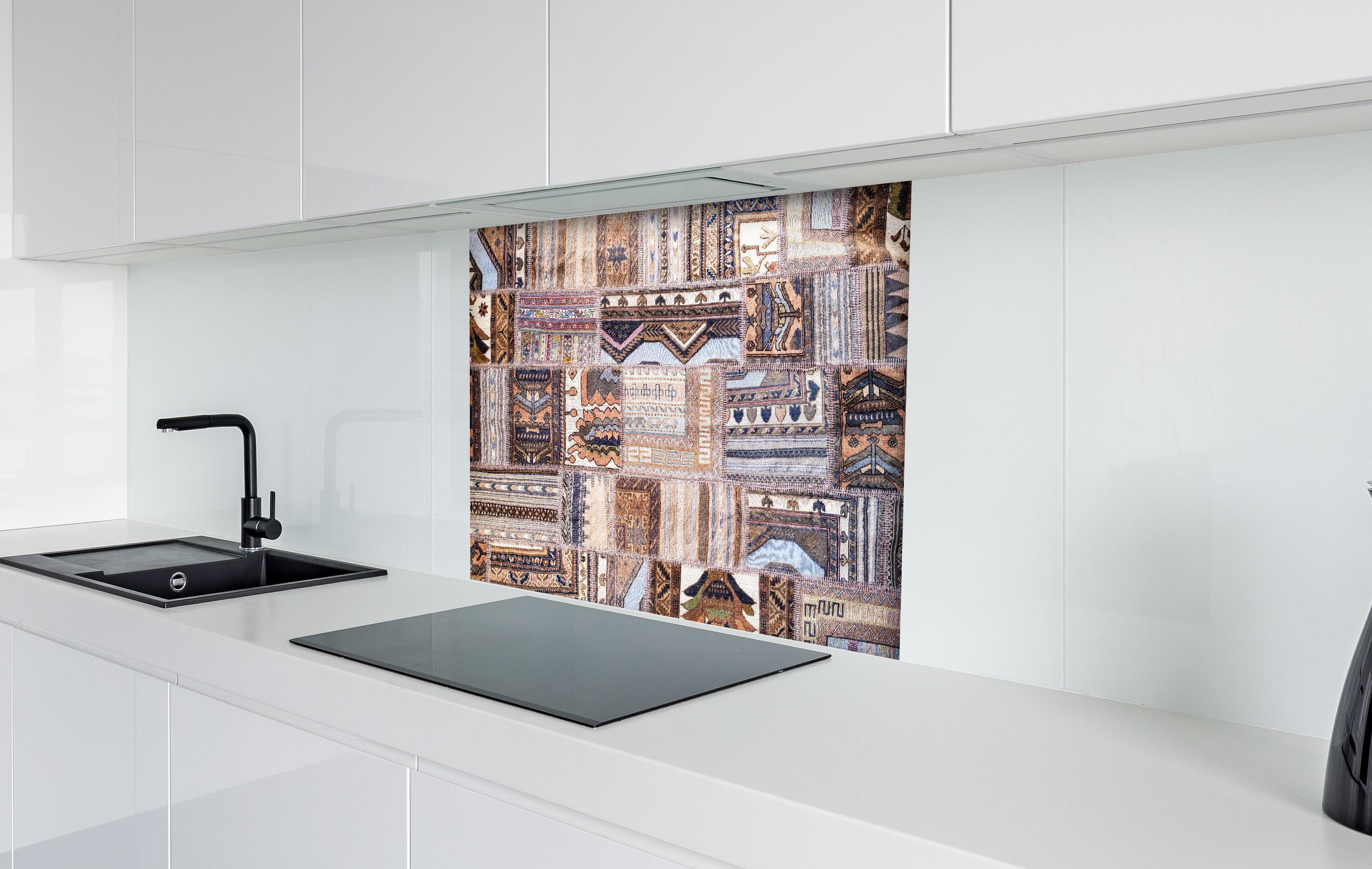 Spritzschutz - Handgemachte Türkische Kilim Teppichdesigns hinter einem Cerankochfeld zwischen Holz-Kochutensilien
