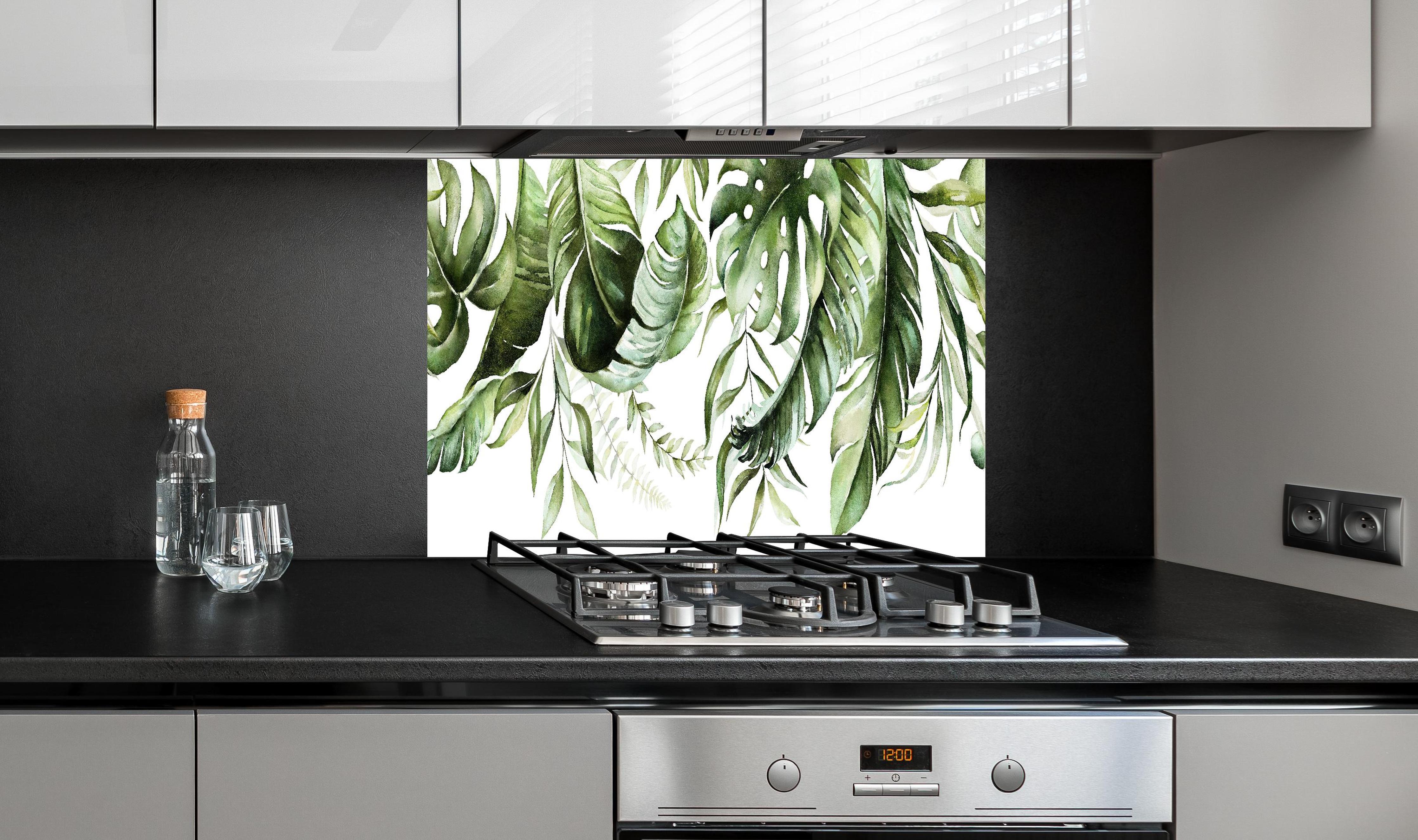 Spritzschutz - Handgemalte Grüne Tropenblätter Aquarellkunst hinter einem Cerankochfeld zwischen Holz-Kochutensilien
